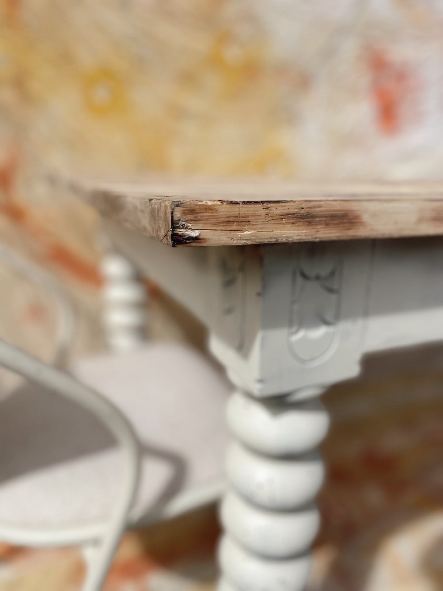 Table à manger vintage bois brut et piètement tourné blanc cassé