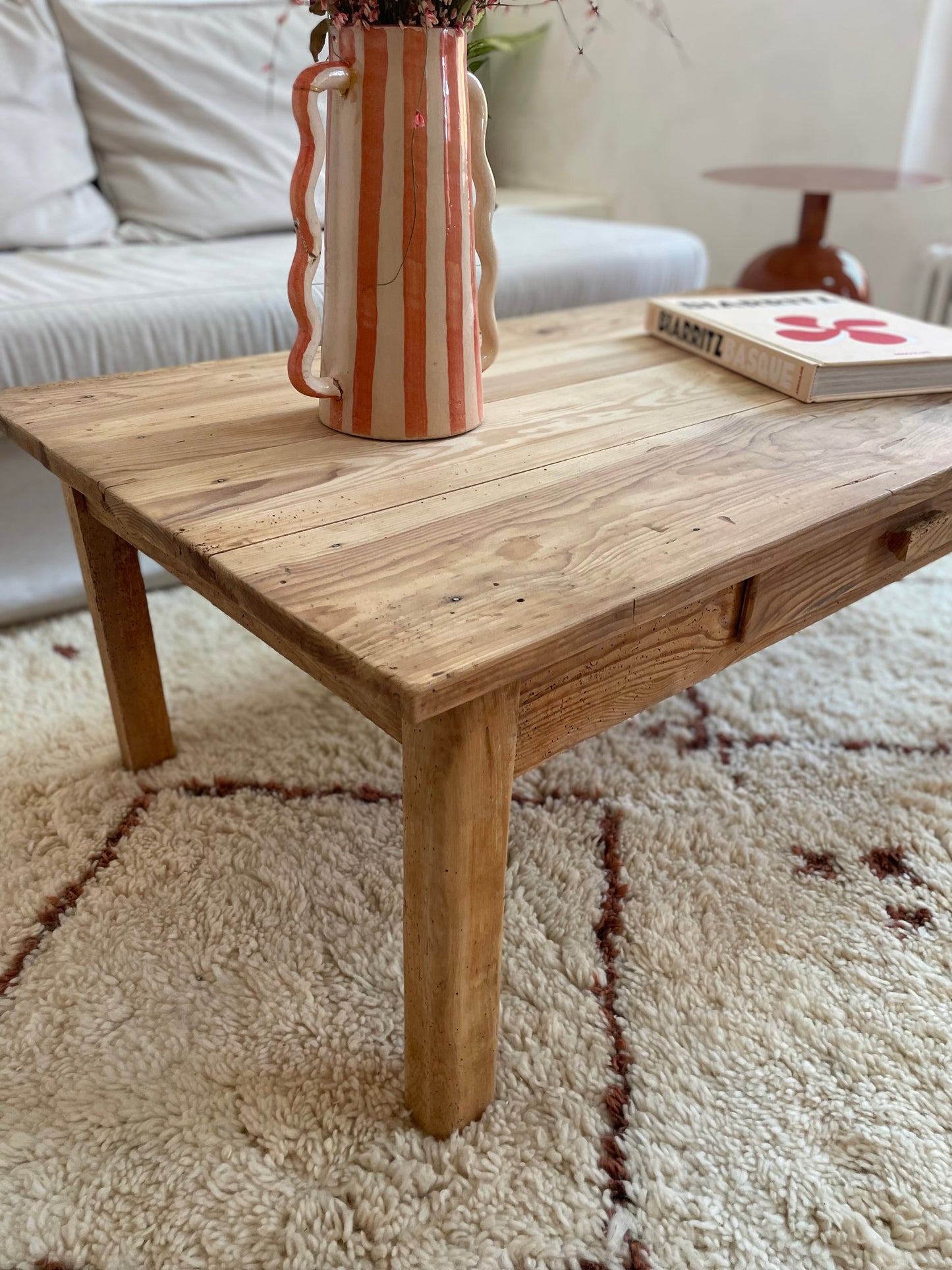 Table basse ancienne en bois massif — meuble vintage rustique avec tiroir