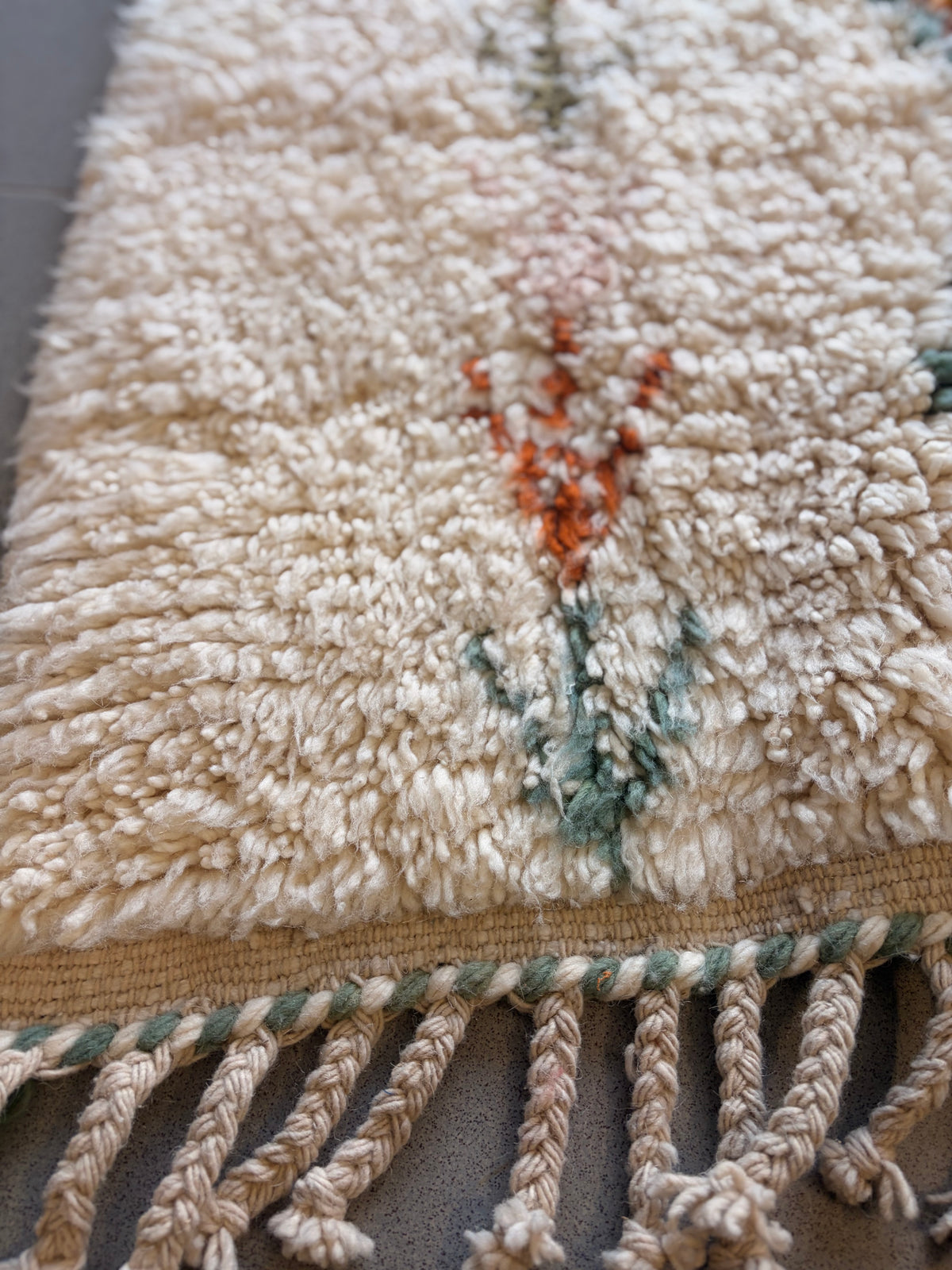 Tapis berbère Azilal en laine – Blanc, vert sauge & orange – 160 × 100 cm