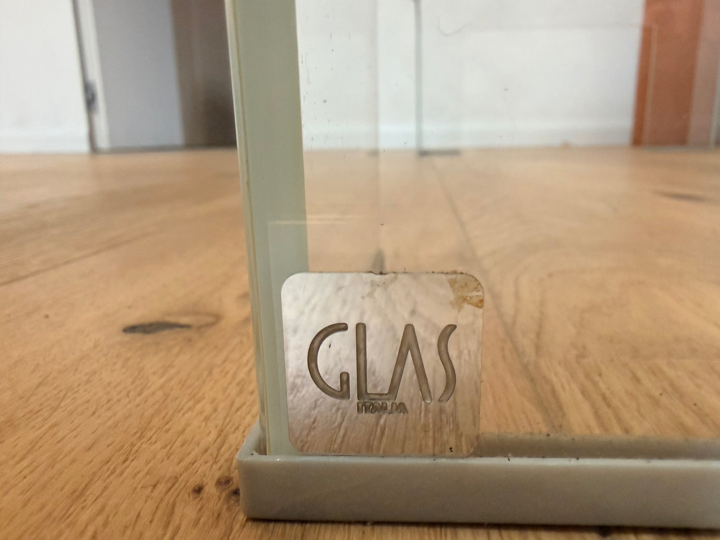 Table basse GLAS Italia en verre courbé – design italien minimaliste