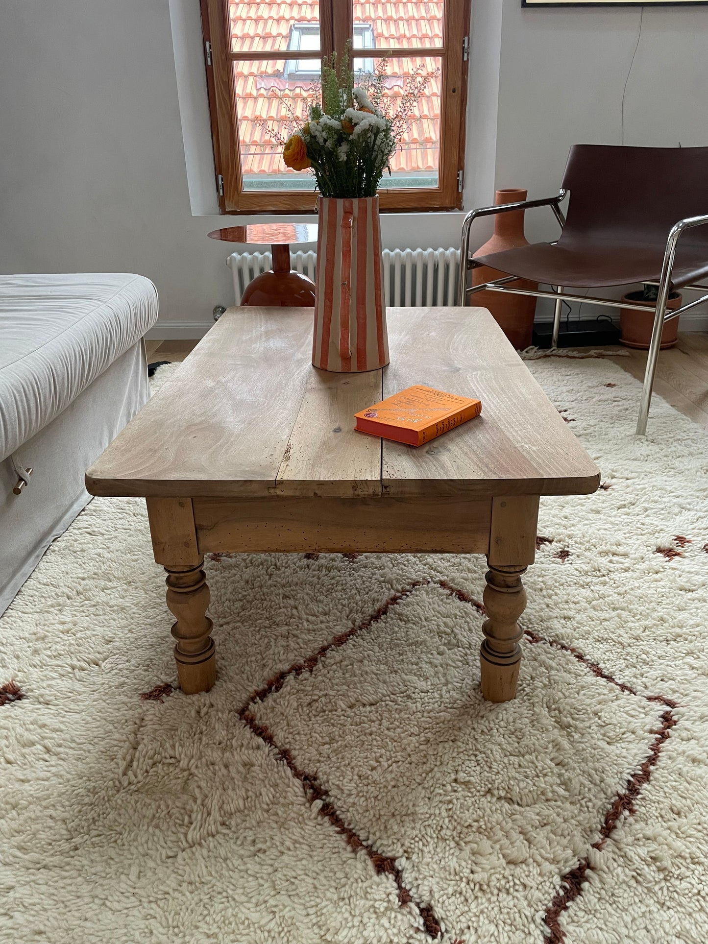 Table basse ancienne en bois brut décapé — 100 x 64 cm — pièce unique