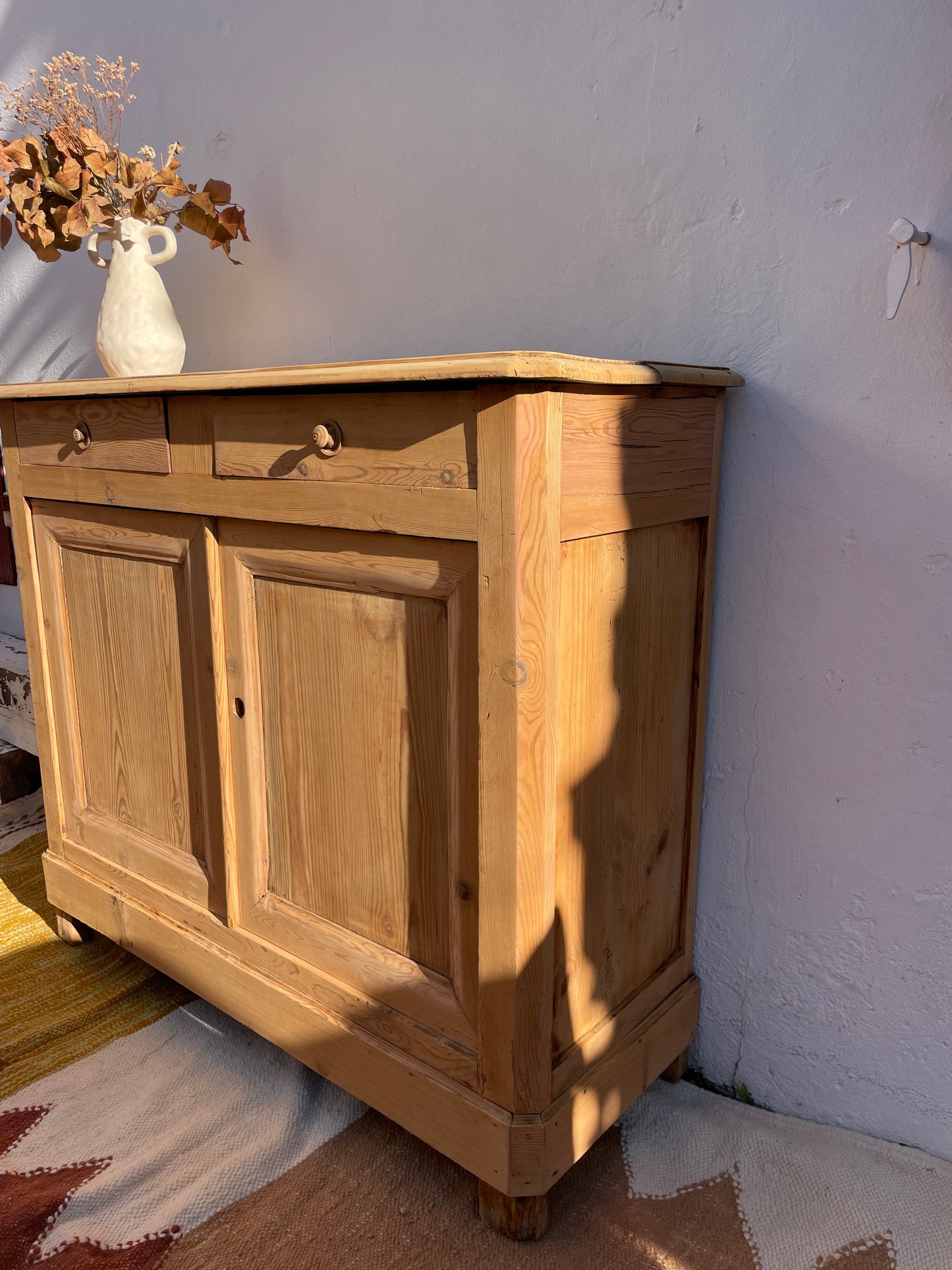 Buffet parisien ancien en bois massif – patine naturelle