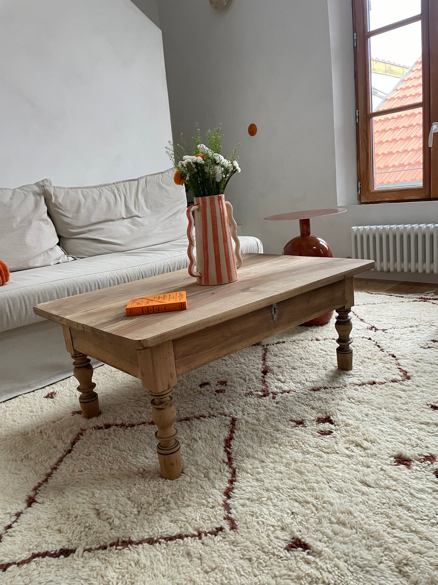 Table basse ancienne en bois brut décapé — 100 x 64 cm — pièce unique
