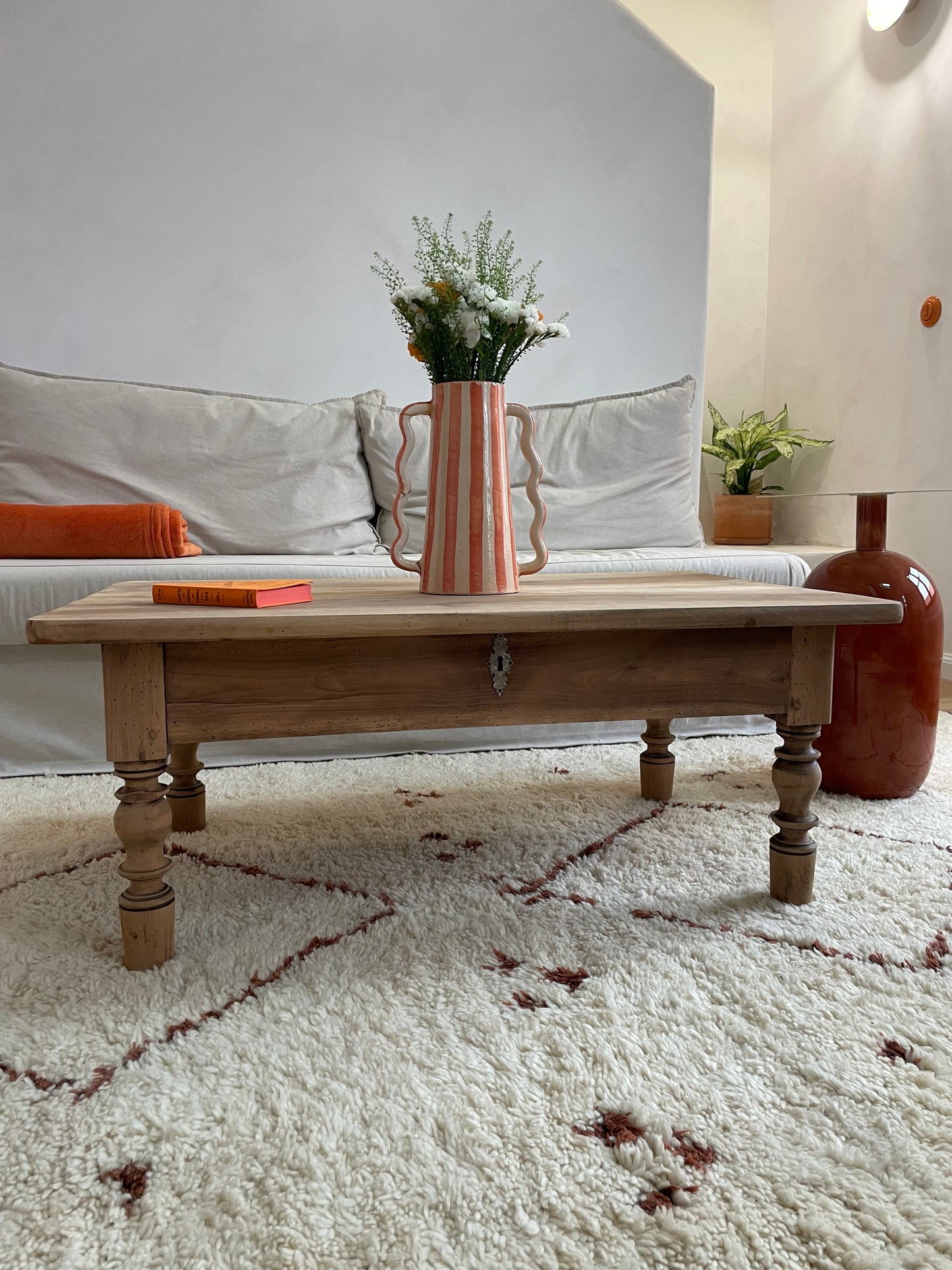 Table basse ancienne en bois brut décapé — 100 x 64 cm — pièce unique