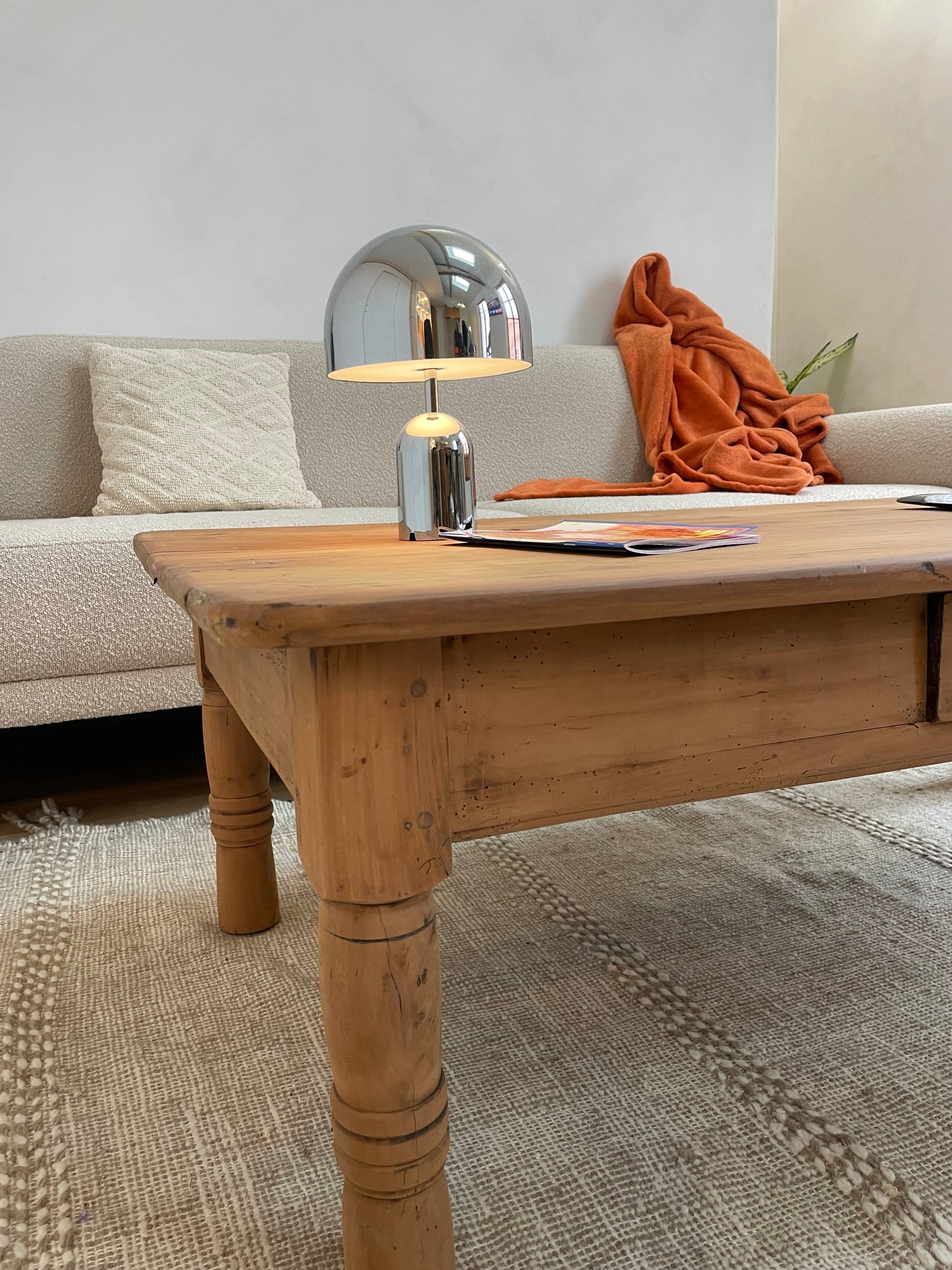 Table basse ancienne en bois massif – patine naturelle