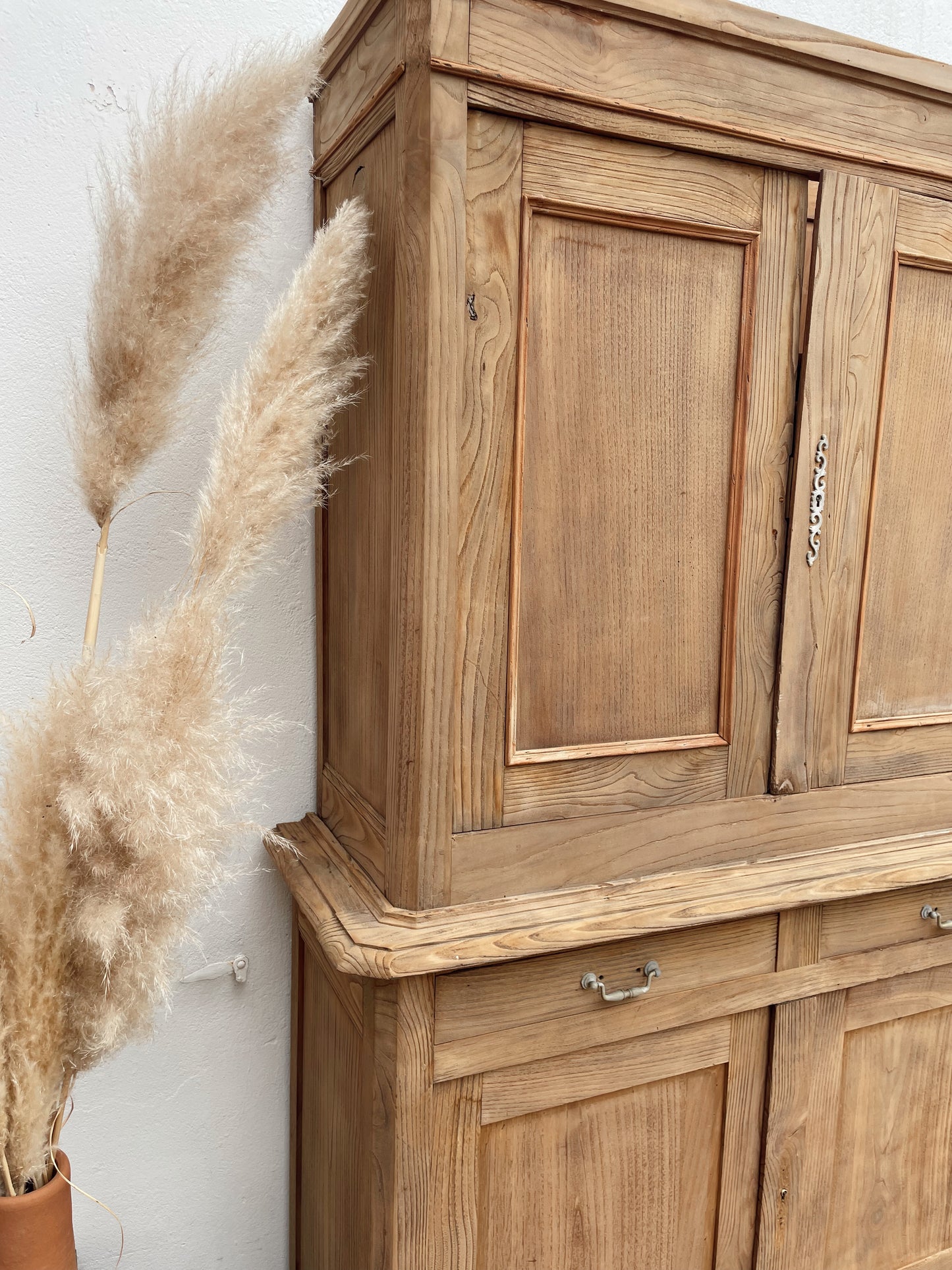Buffet 2 corps ancien / vaisselier en bois massif – rénové & décapé