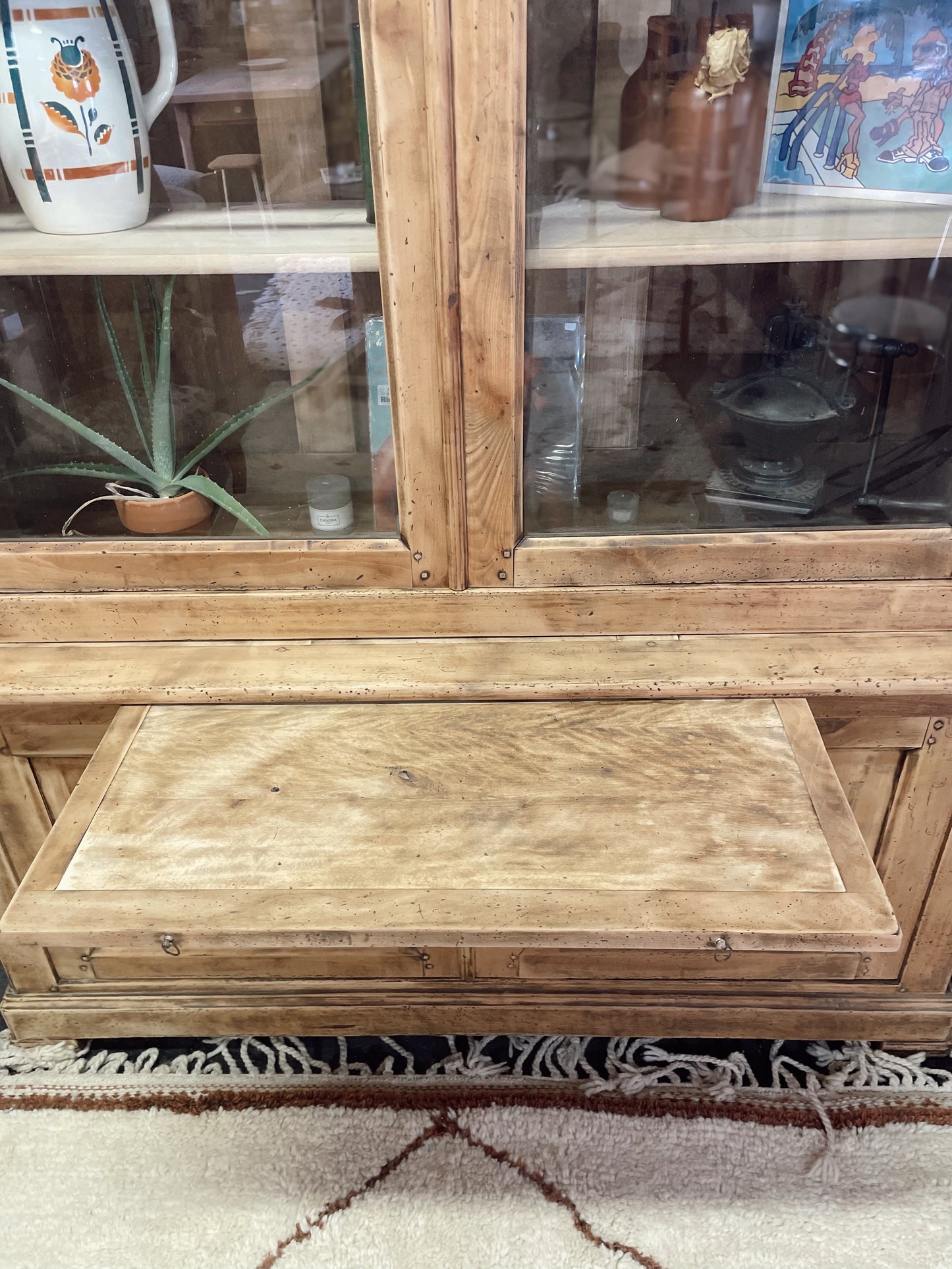 Vaisselier / vitrine ancienne en bois massif, décapée