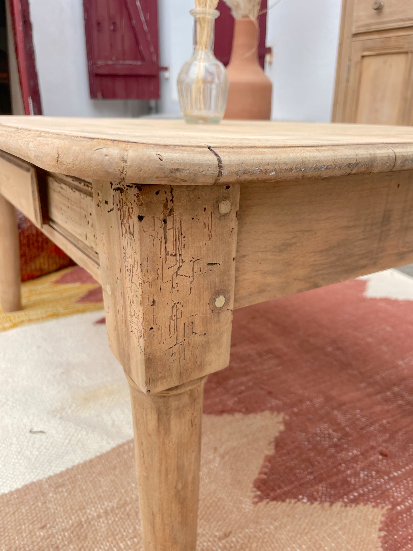 Table basse ancienne en bois massif vintage – patine naturelle