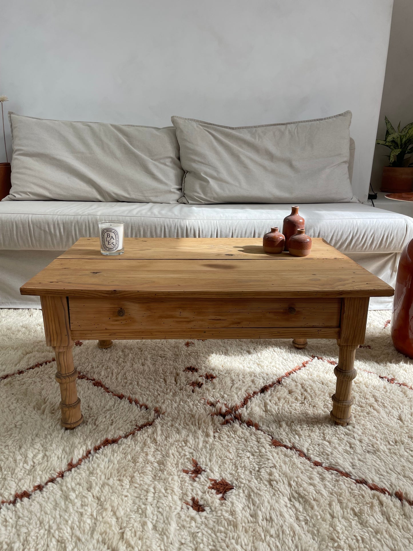 Table basse ancienne en pin massif – bois brut patiné