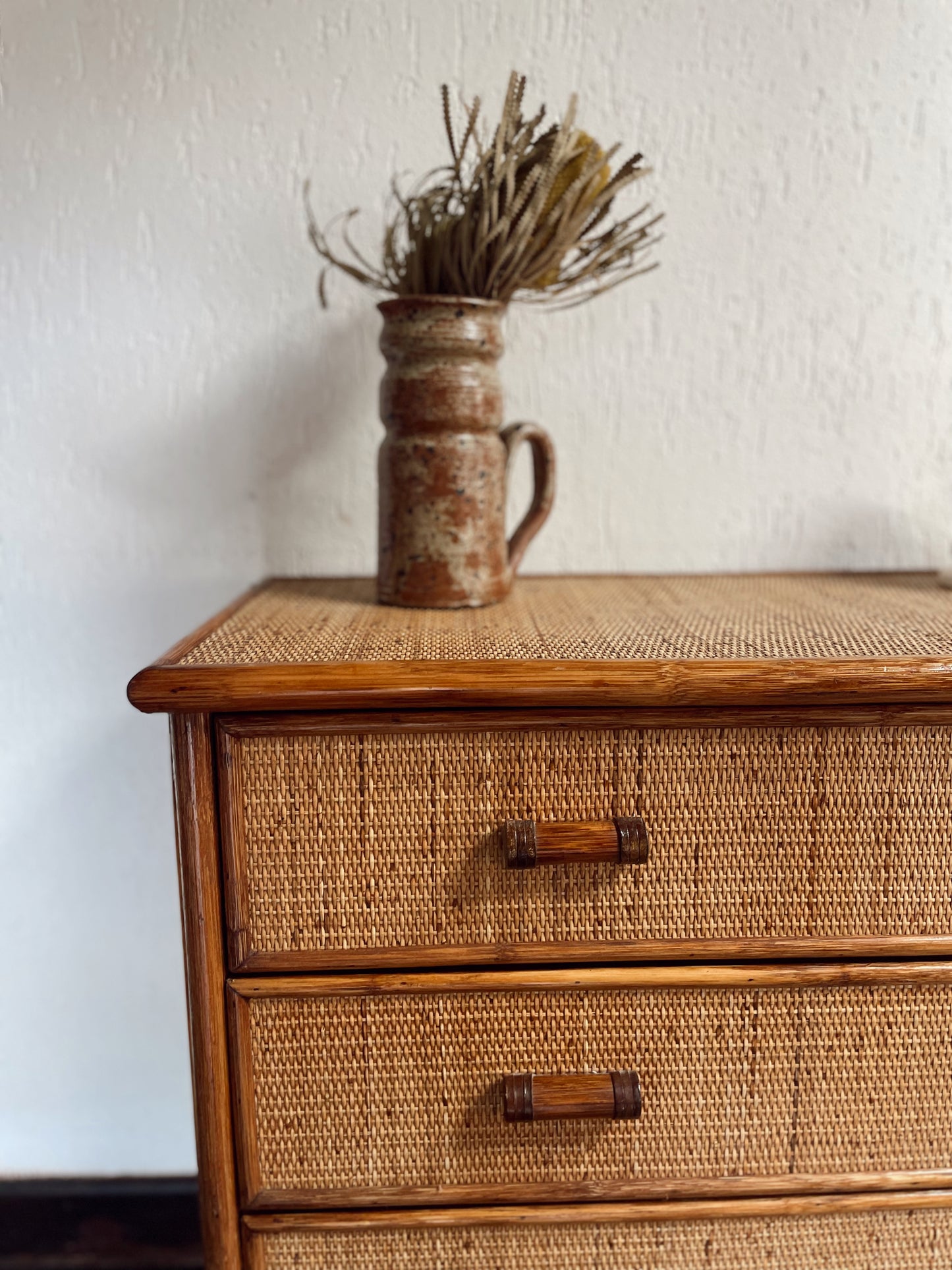 Commode vintage en rotin et cannage – 4 tiroirs