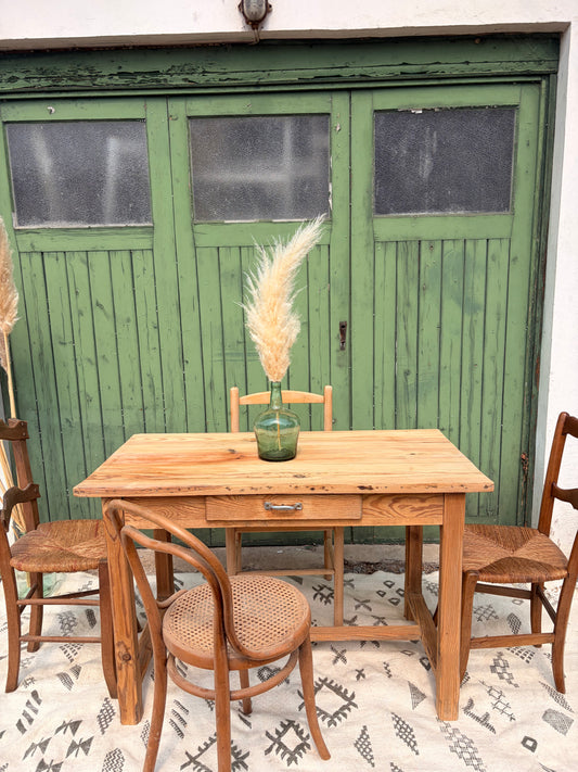 Petite table de ferme en bois massif – Idéale cuisine ou petits espaces