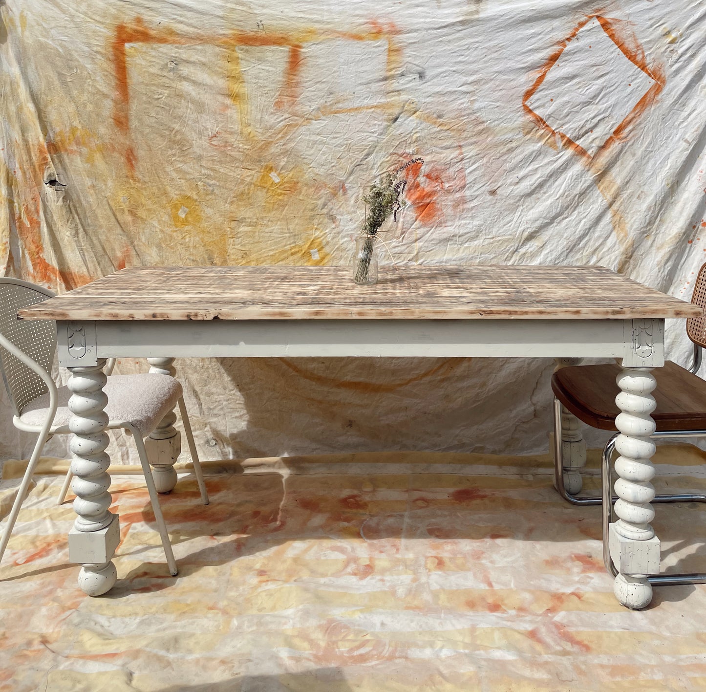 Table à manger vintage bois brut et piètement tourné blanc cassé