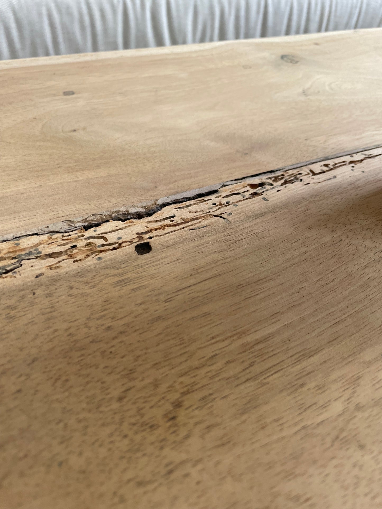 Grande table basse ancienne en bois massif avec tiroirs