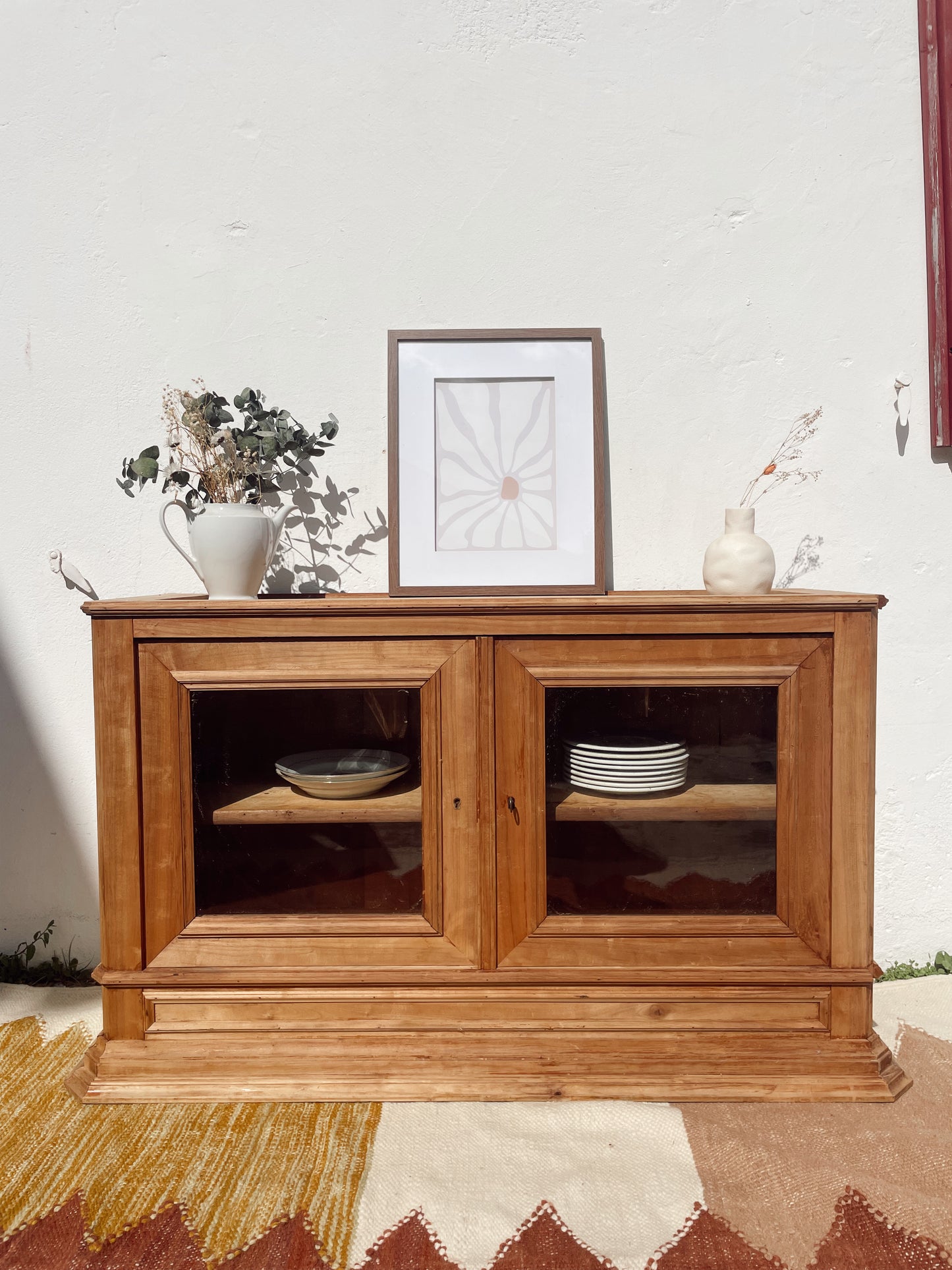 Buffet bas bohème en  bois massif décapé et vitré