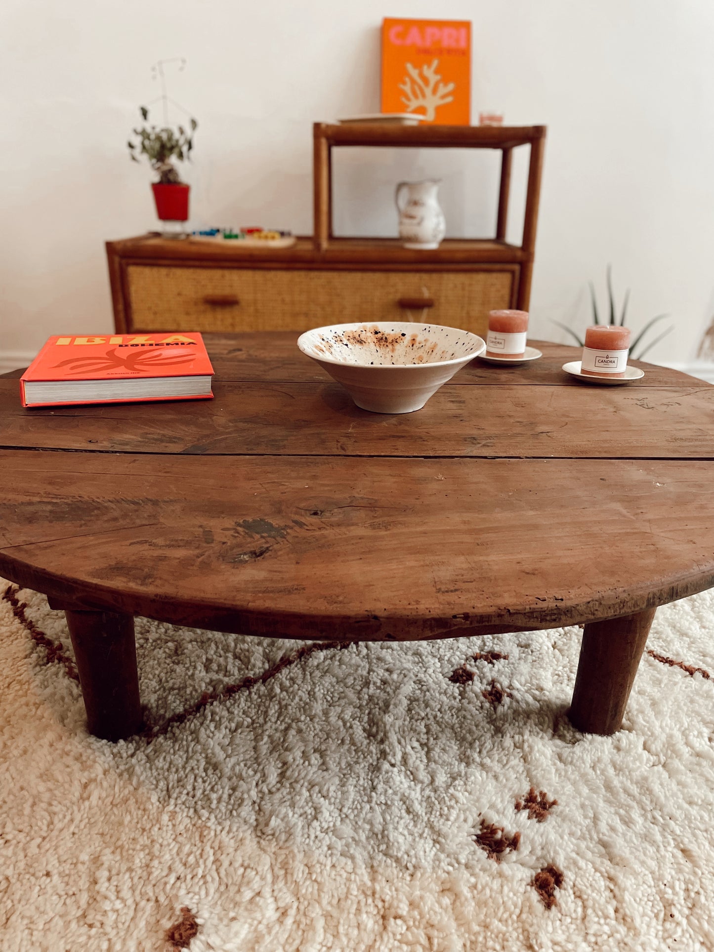 Table basse ronde en bois brut vintage