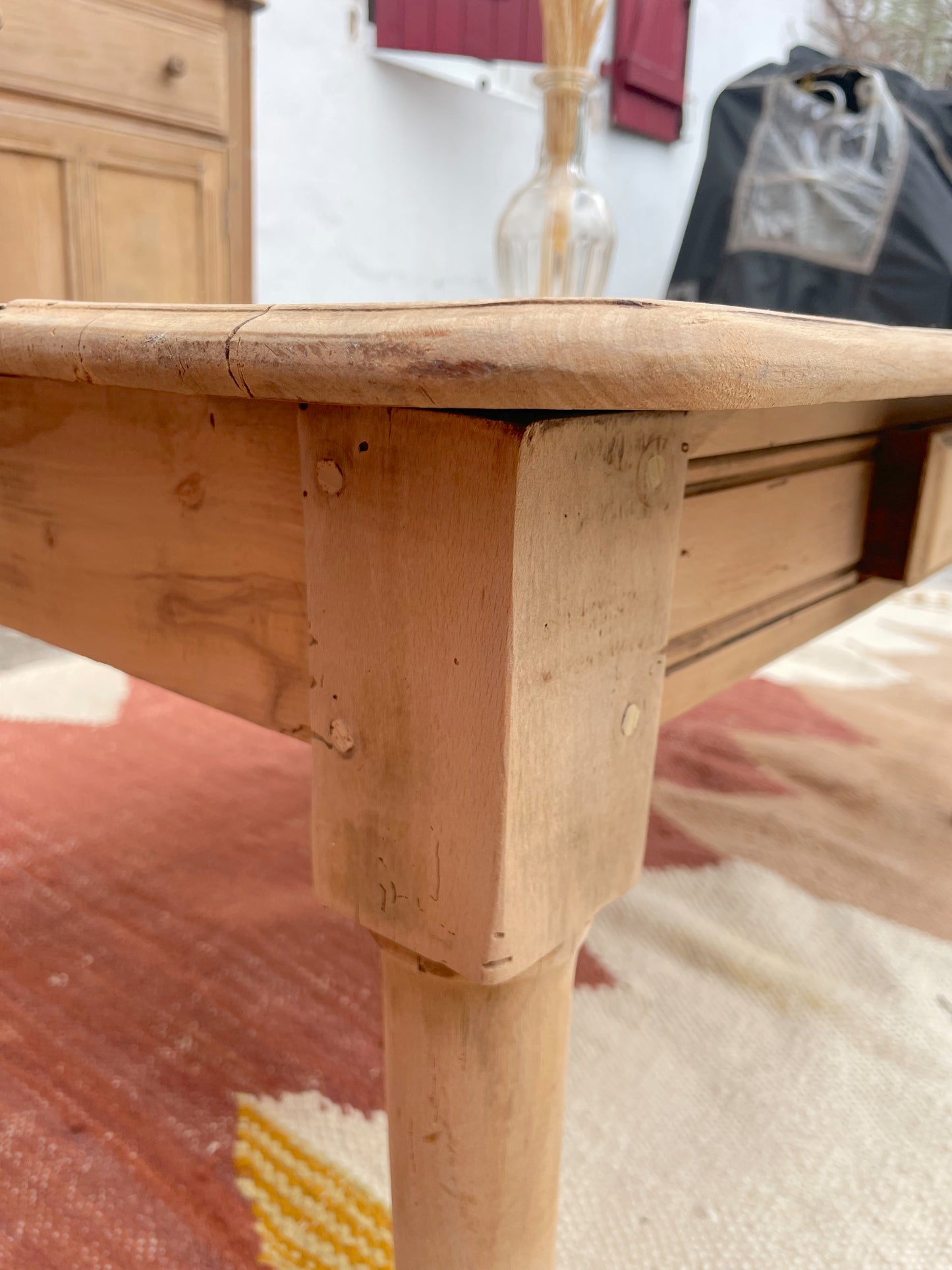 Table basse ancienne en bois massif vintage – patine naturelle