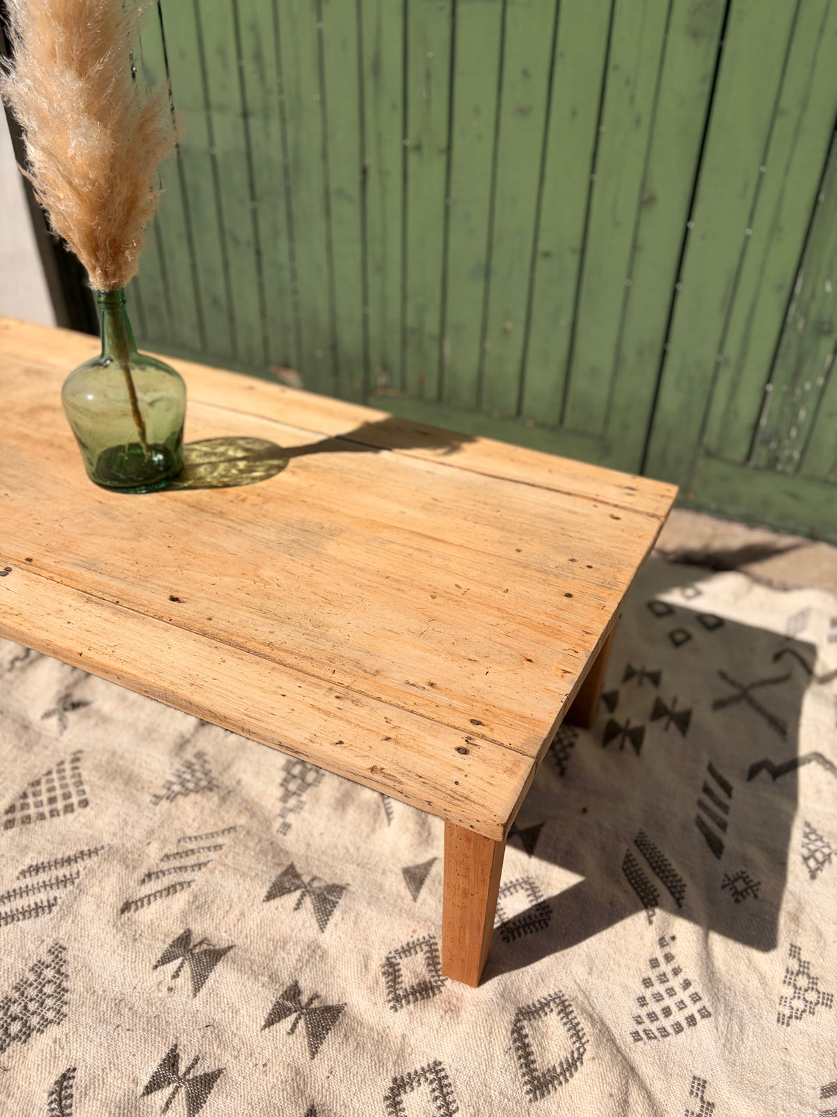 Grande table basse de ferme ancienne en bois décapé – 129 cm