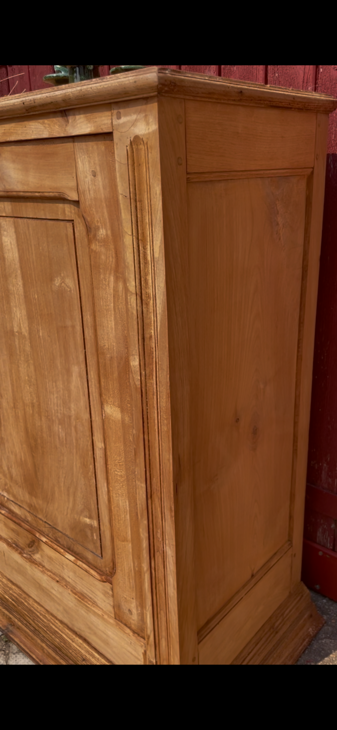 Buffet parisien  en  bois massif brut et décapé