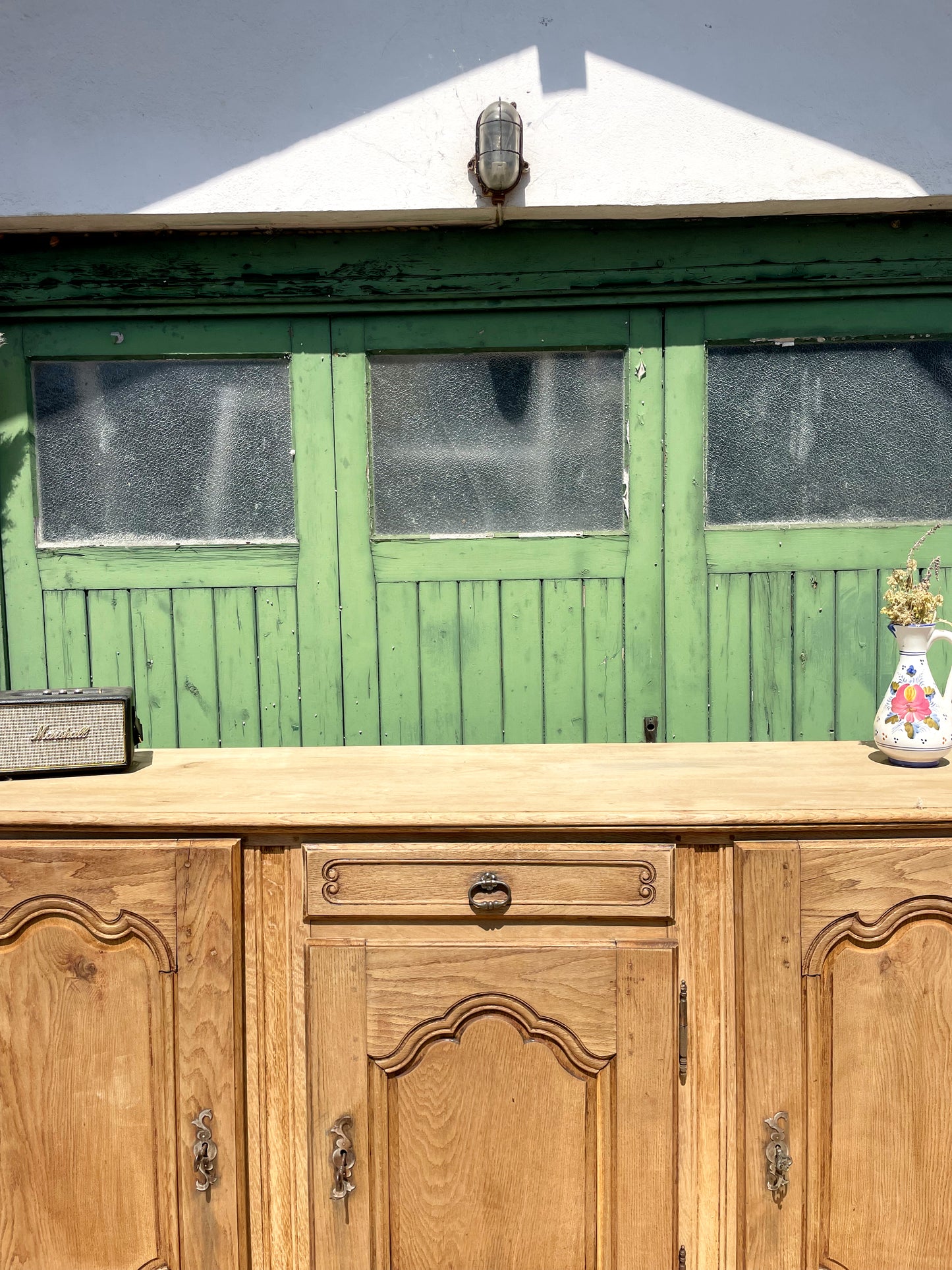 Grand buffet ancien en chêne décapé – charme authentique et esprit campagne chic