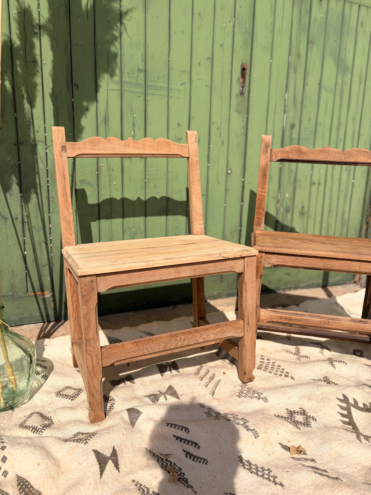 Paire de chaises de ferme anciennes en bois décapé