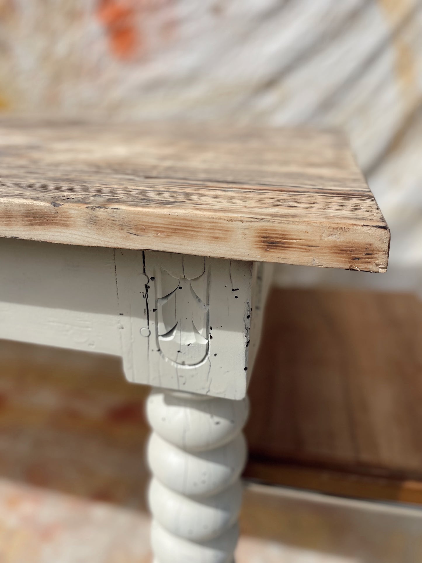 Table à manger vintage bois brut et piètement tourné blanc cassé