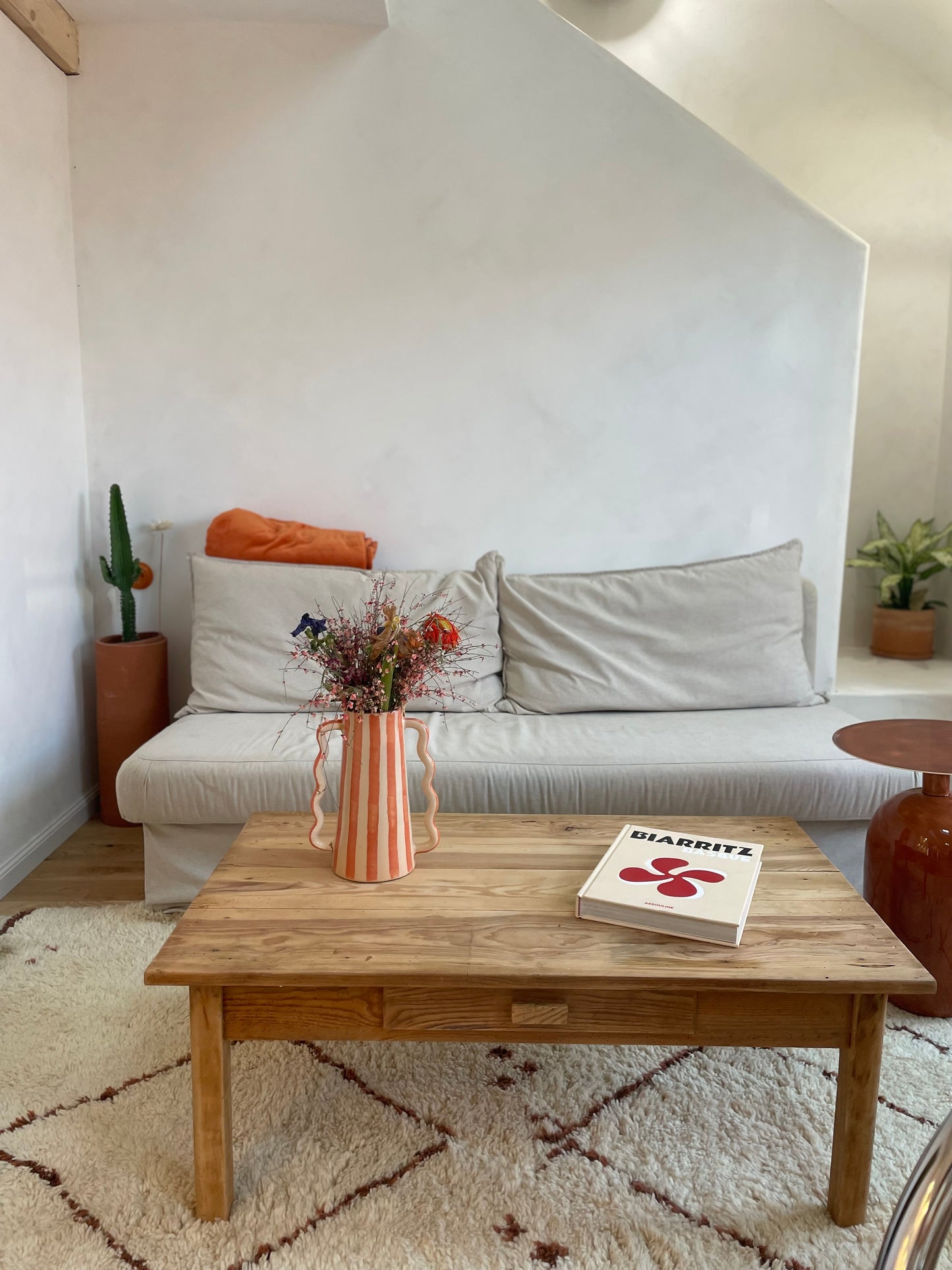 Table basse ancienne en bois massif — meuble vintage rustique avec tiroir