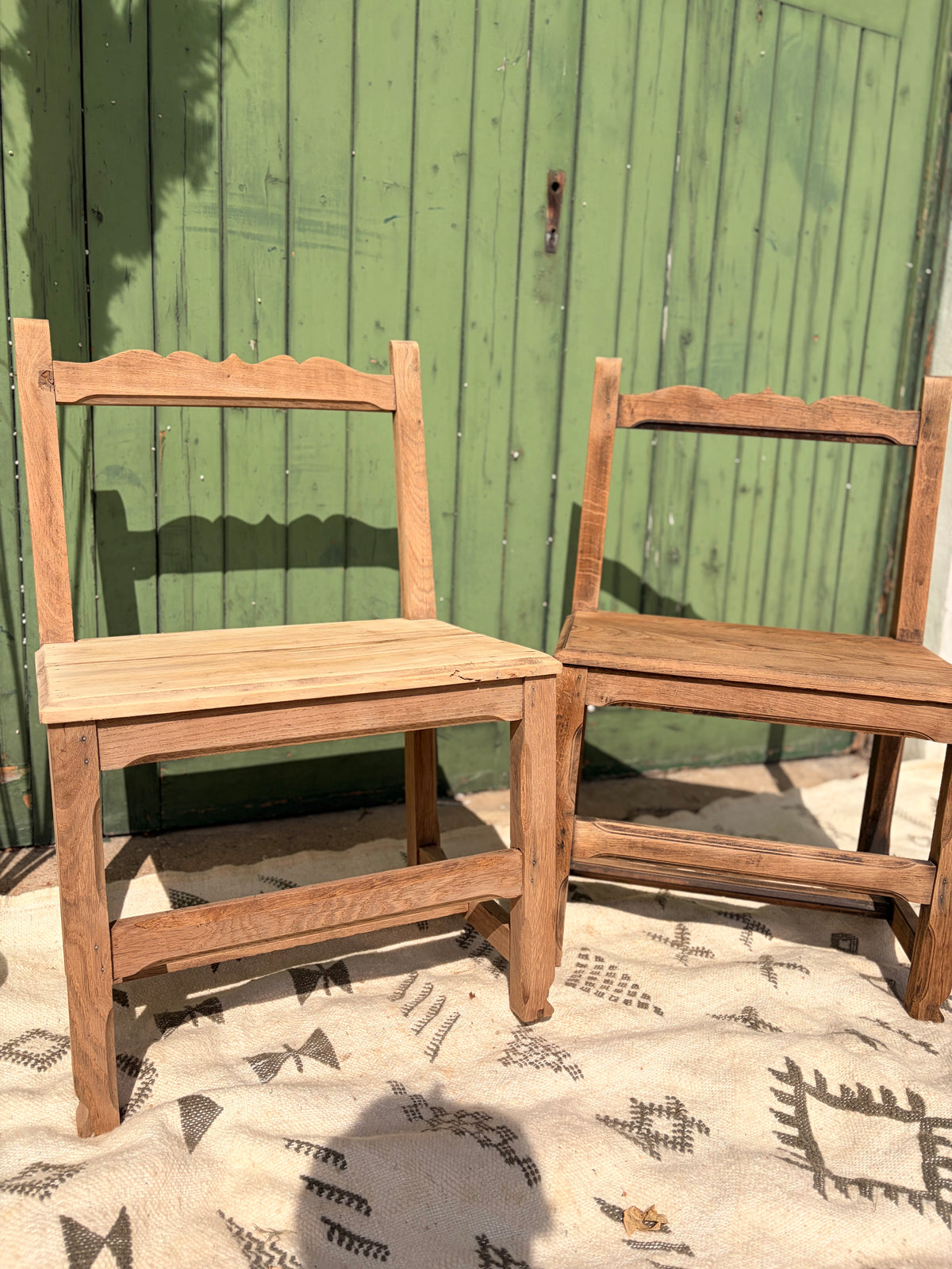 Paire de chaises de ferme anciennes en bois décapé