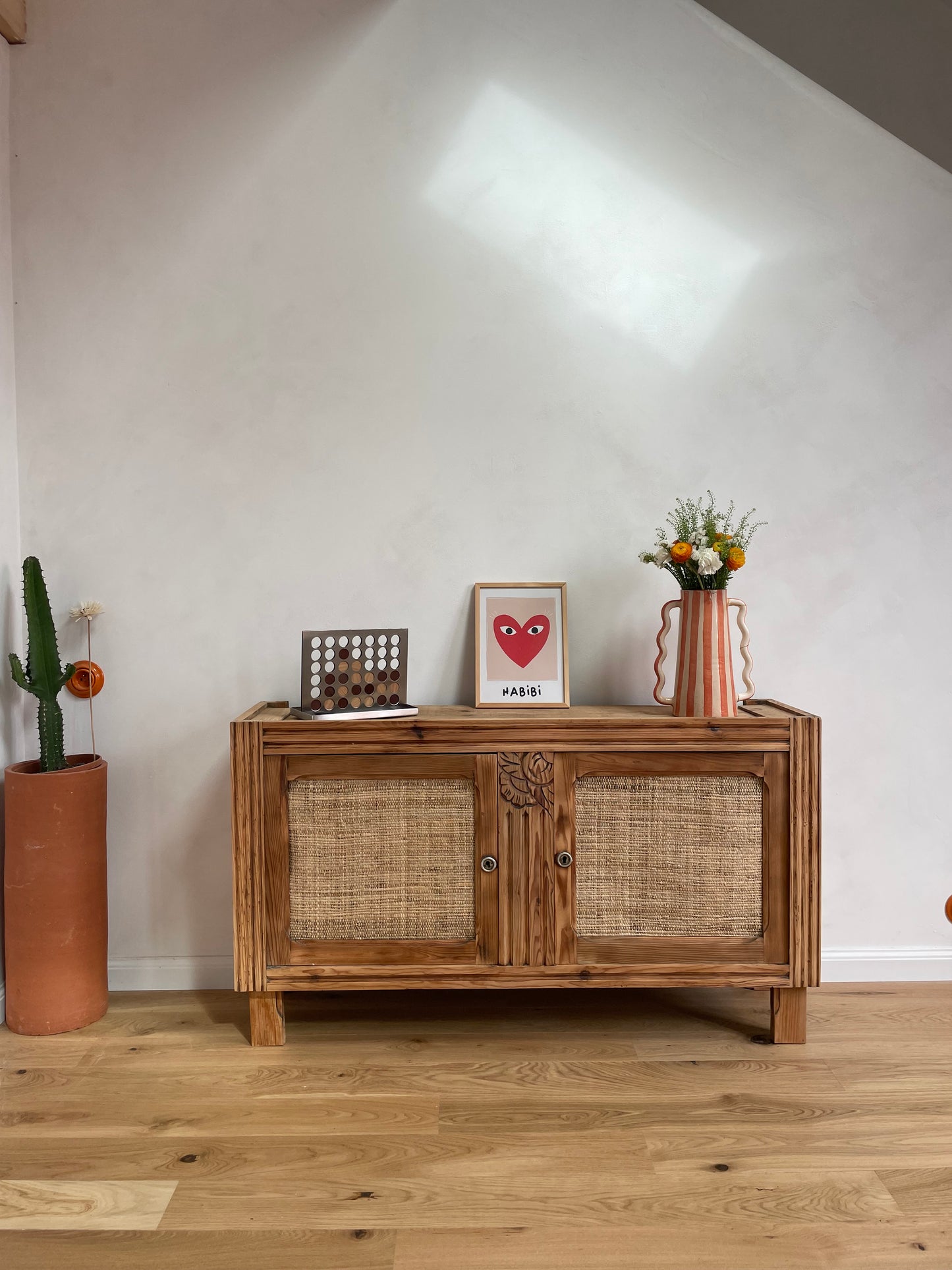 Buffet vintage en bois massif – portes en fibres naturelles (raphia & bananier)