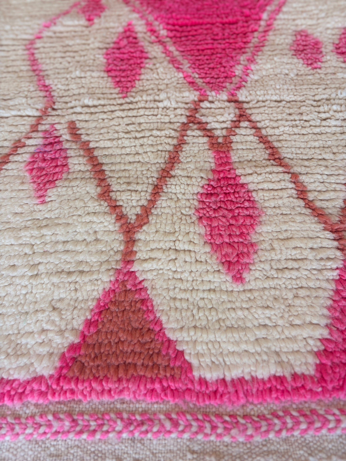 Petit tapis berbère Azilal en laine – Blanc & rose fuchsia – 160 × 100 cm