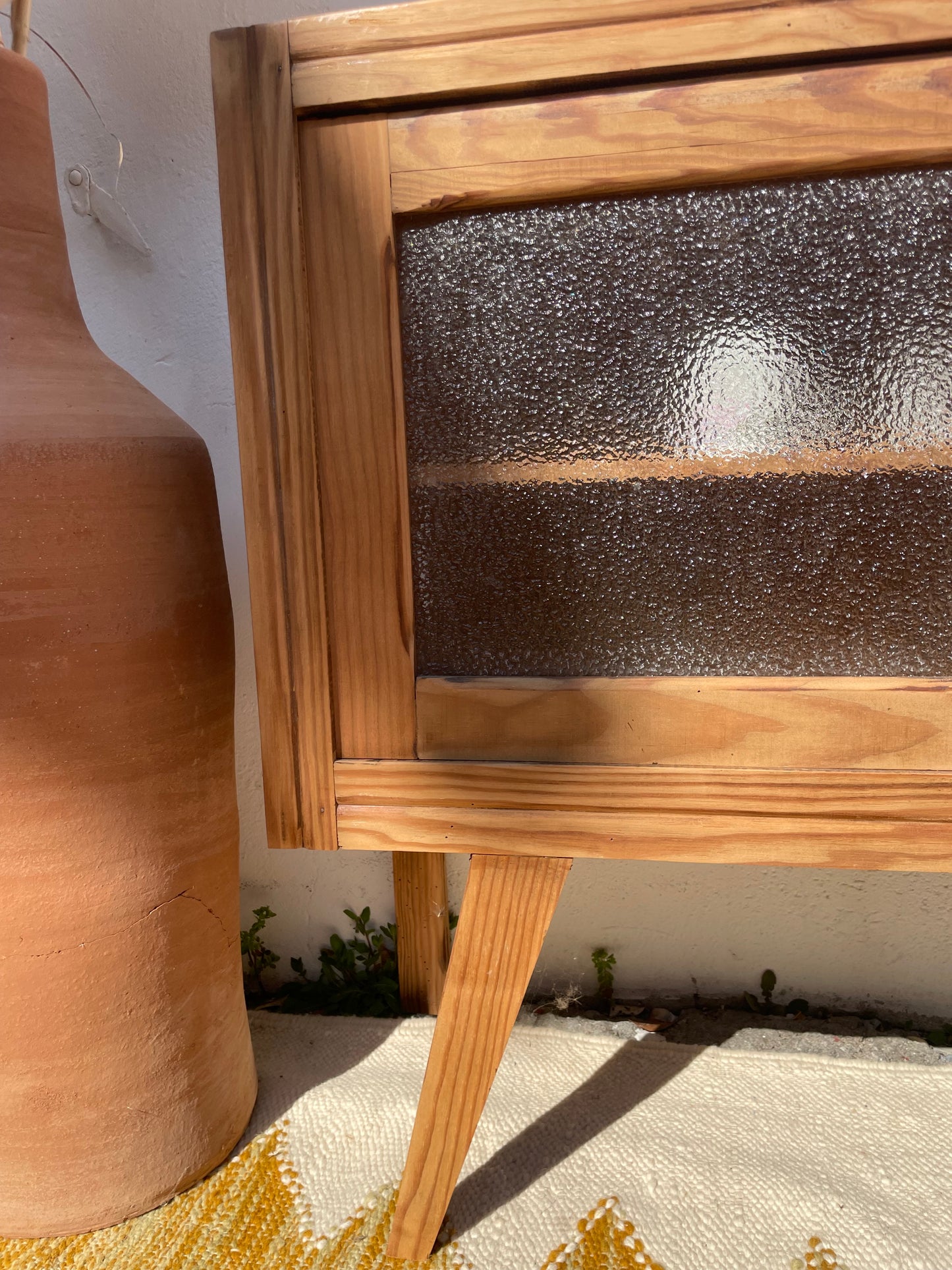 Buffet vintage en bois, pieds compas et verre texturé