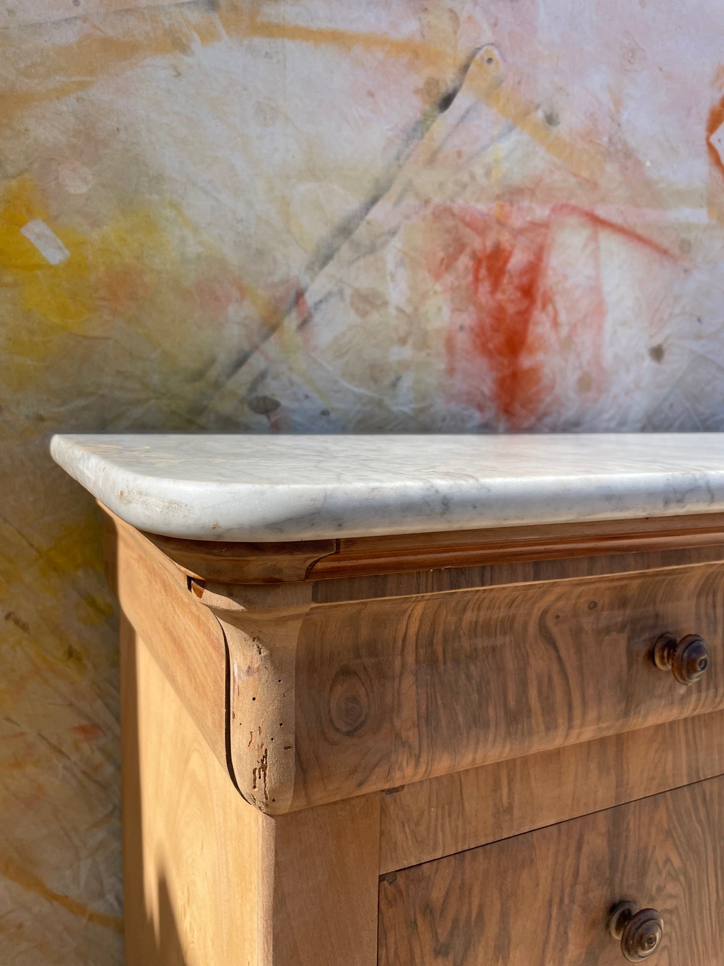 Commode ancienne en noyer clair et plateau marbre – esprit bohème vintage