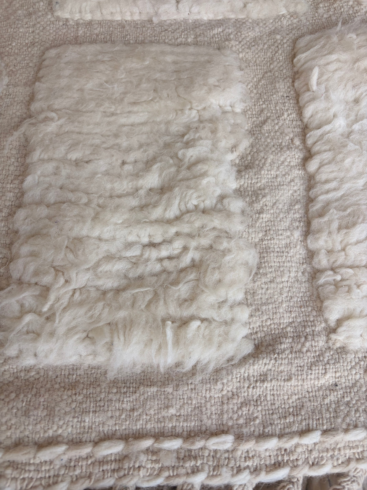 Tapis Beni Ouarain en laine – écru & motifs en relief – 242 × 150cm