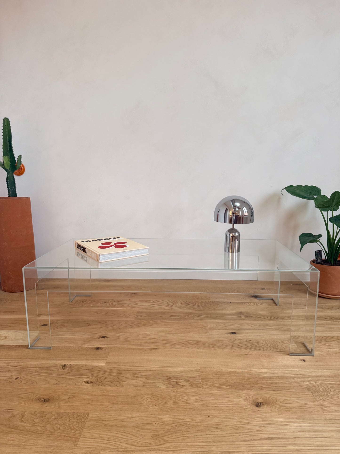 Table basse GLAS Italia en verre courbé – design italien minimaliste
