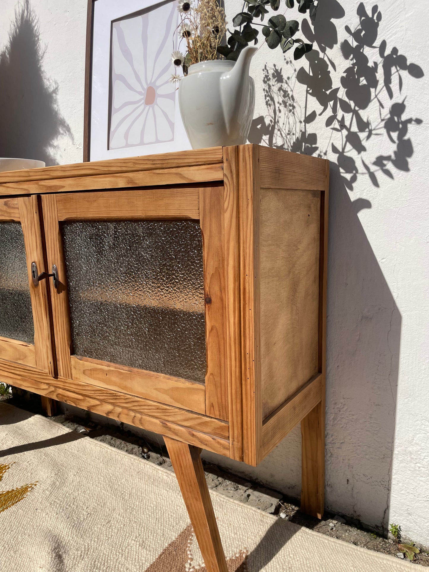Buffet vintage en bois, pieds compas et verre texturé
