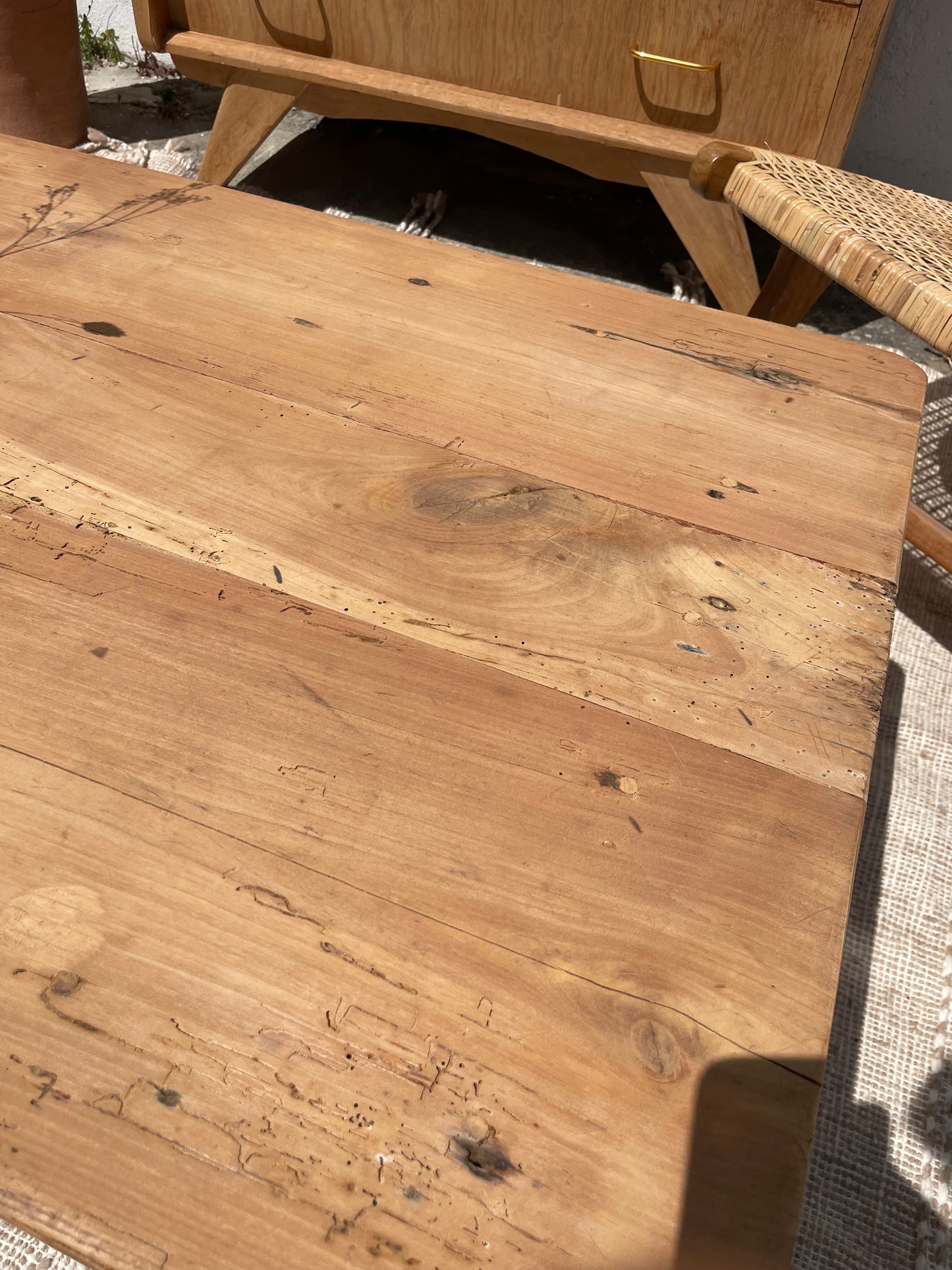 Table basse de ferme ancienne en bois massif – Décapée – 120 x 60 cm