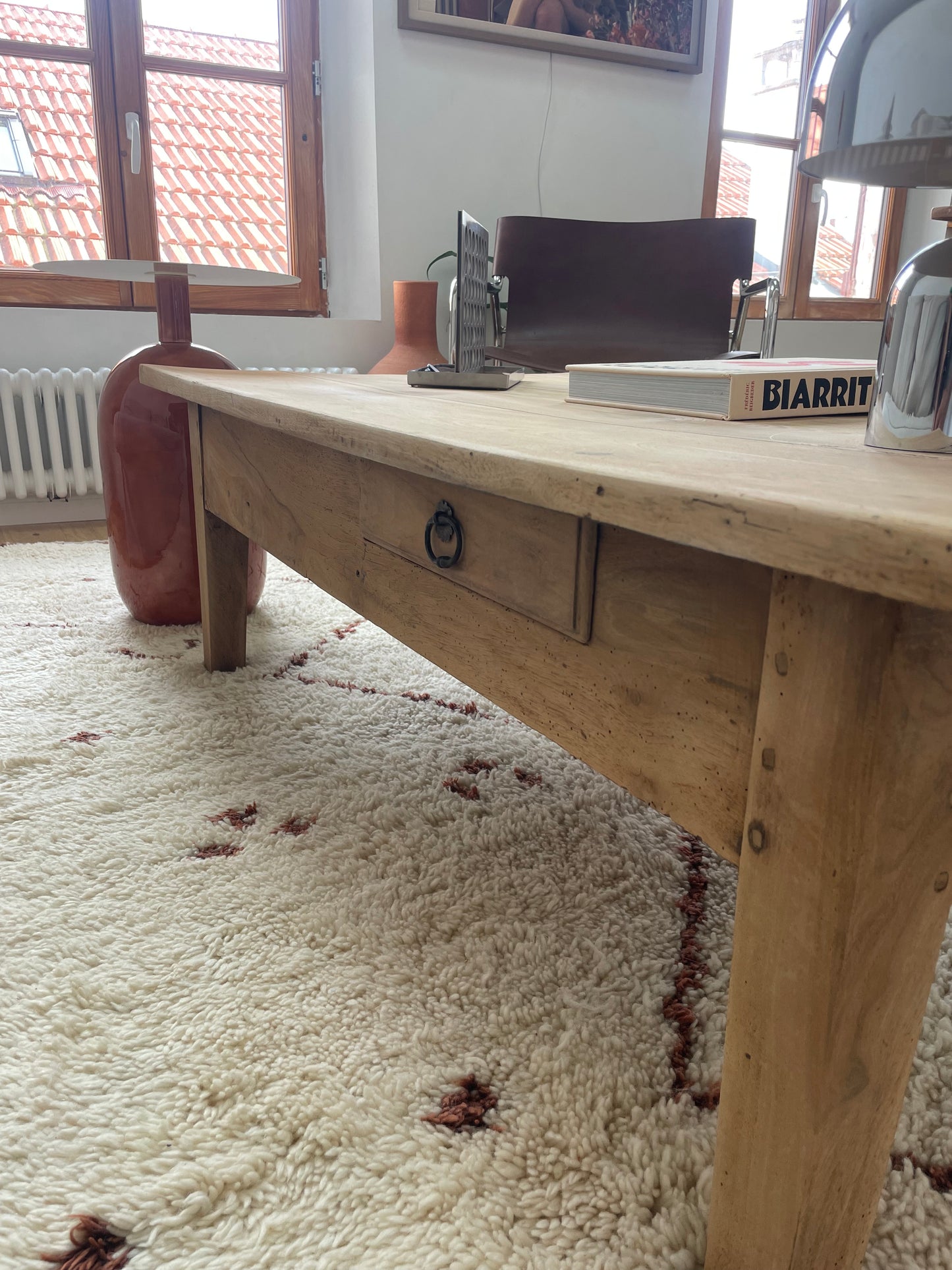 Grande table basse ancienne en bois massif avec tiroirs