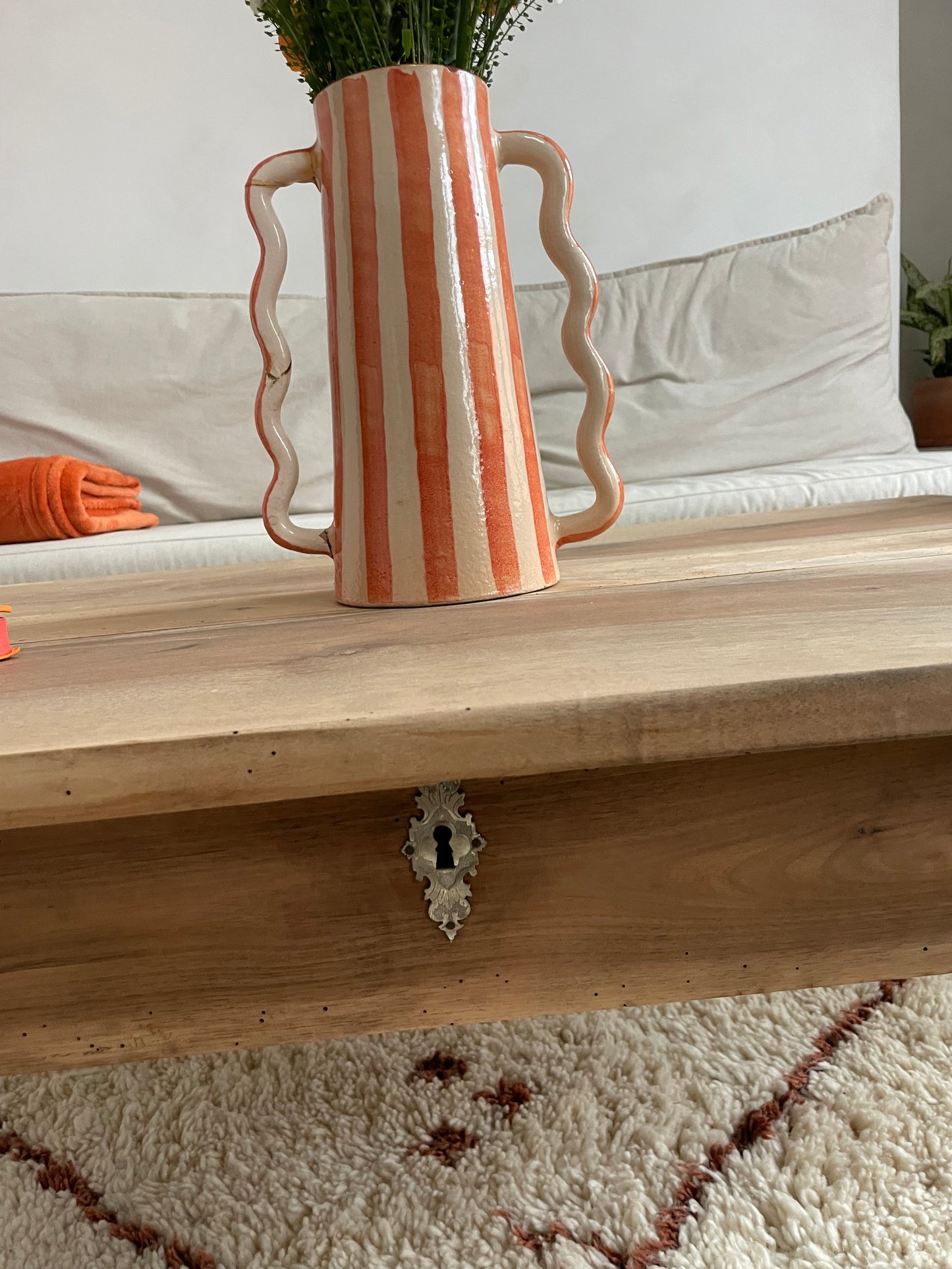 Table basse ancienne en bois brut décapé — 100 x 64 cm — pièce unique