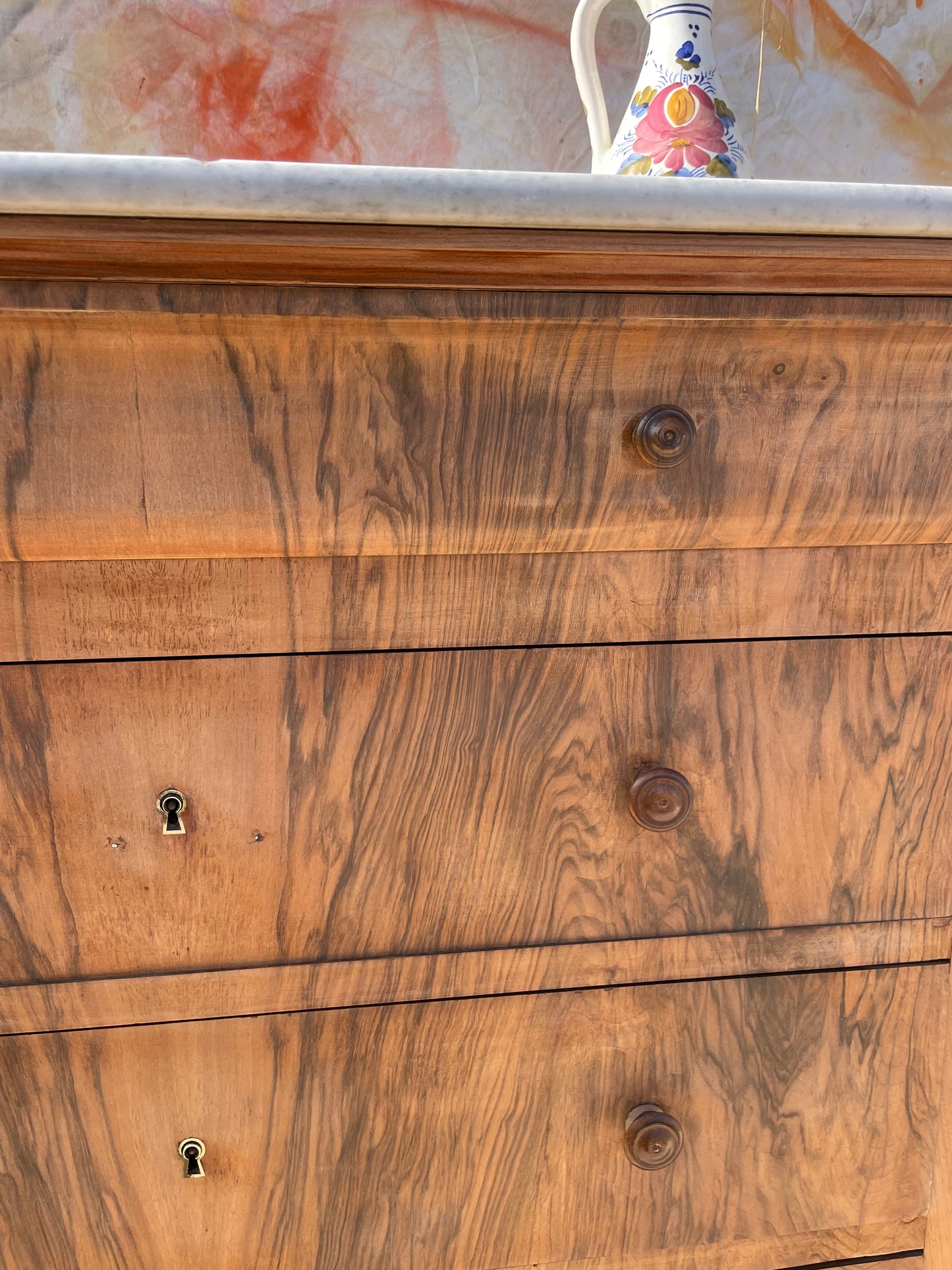 Commode ancienne en noyer clair et plateau marbre – esprit bohème vintage