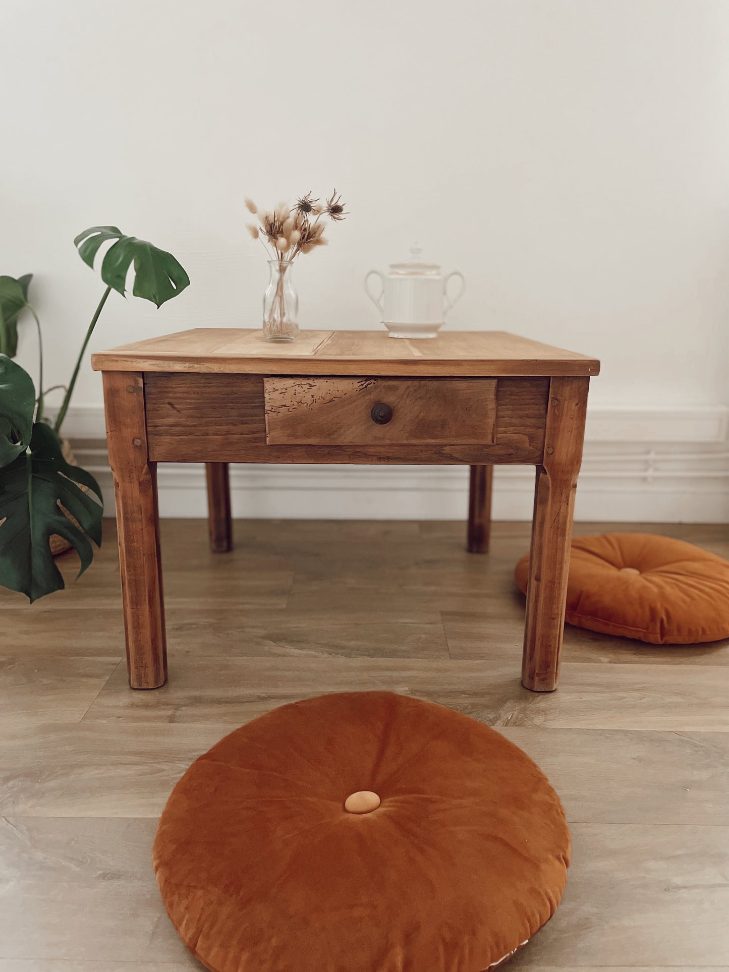 Table basse carré en bois brut vintage