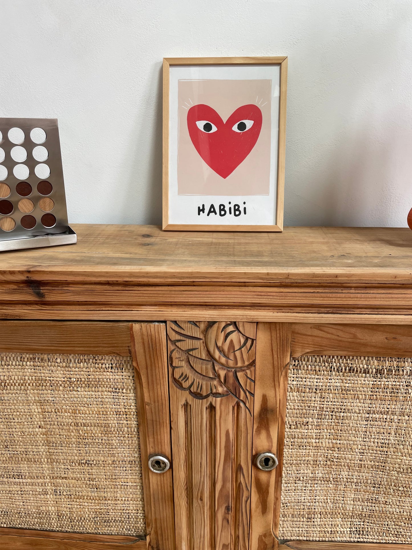 Buffet vintage en bois massif – portes en fibres naturelles (raphia & bananier)