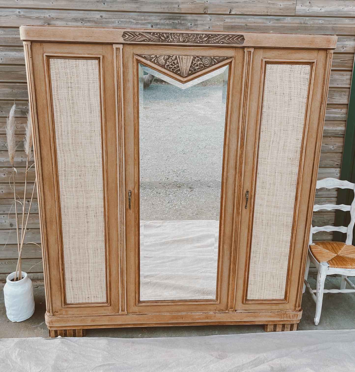 Armoire art deco 3 portes bois brut raphia et miroir