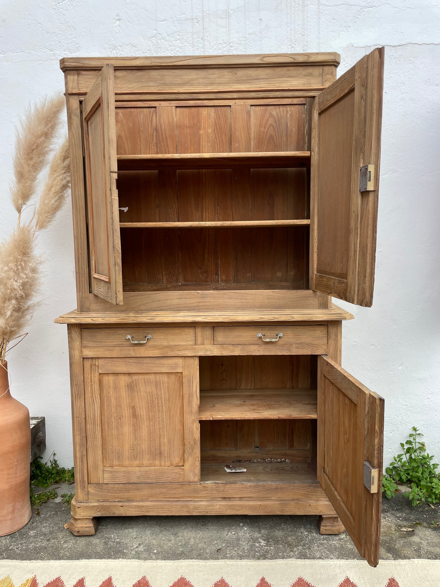 Buffet 2 corps ancien / vaisselier en bois massif – rénové & décapé