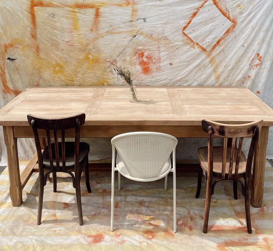 Grande table de ferme en bois décapé – 220 x 90 cm