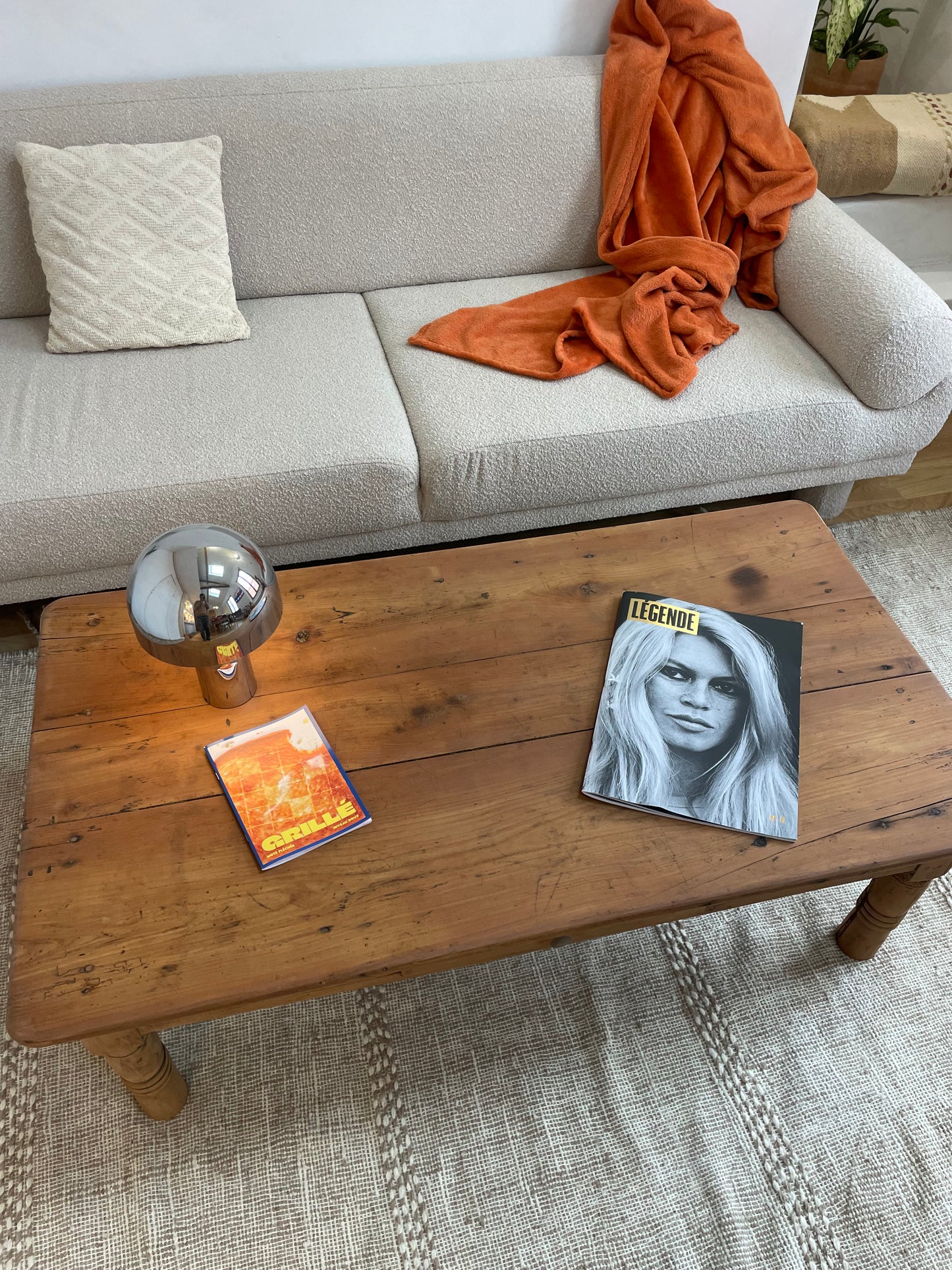 Table basse ancienne en bois massif – patine naturelle