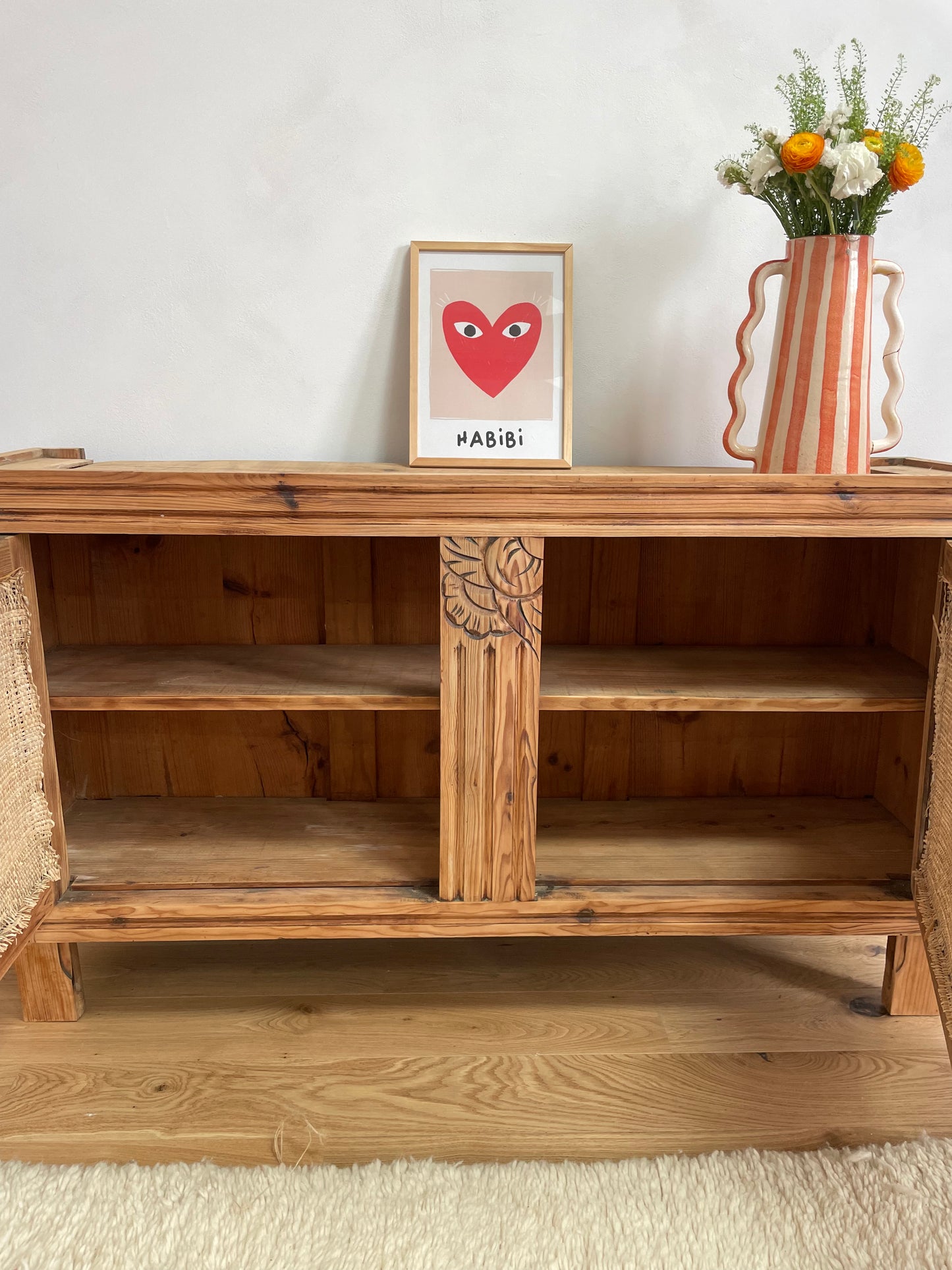 Buffet vintage en bois massif – portes en fibres naturelles (raphia & bananier)
