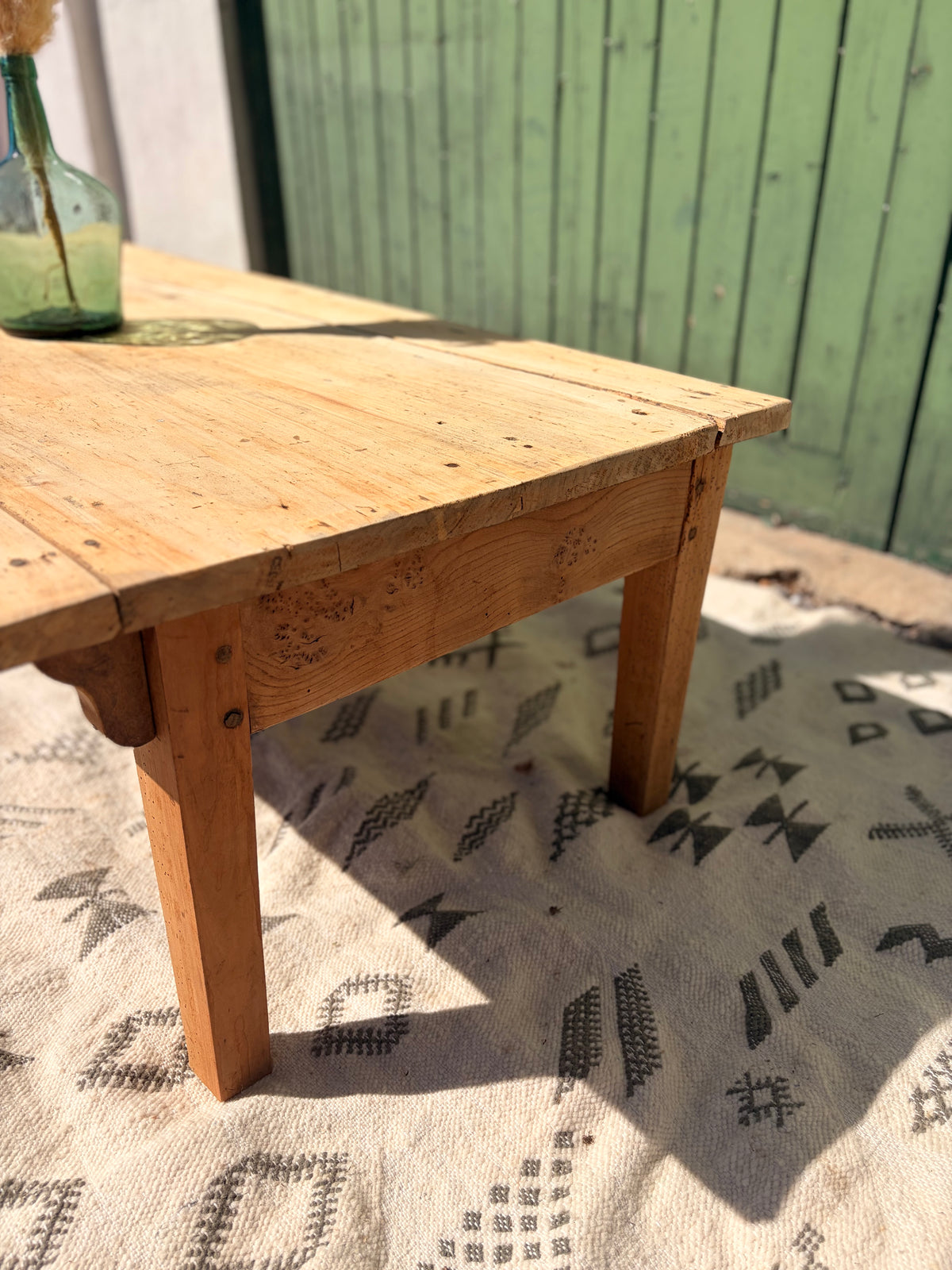Grande table basse de ferme ancienne en bois décapé – 129 cm