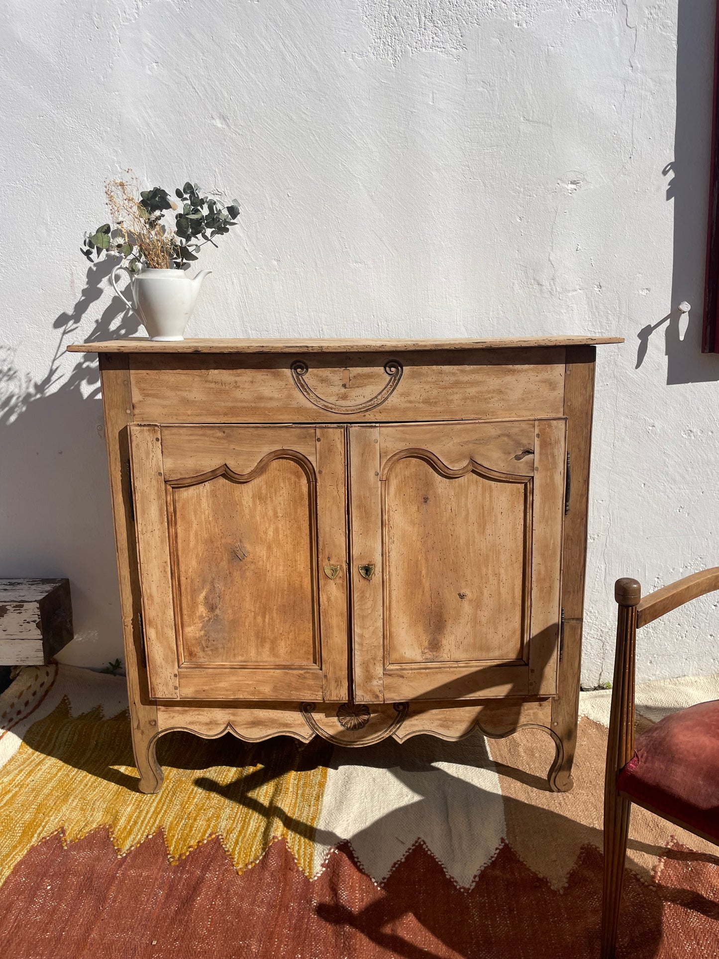 Buffet ancien régional sculpté – bois massif – patine authentique