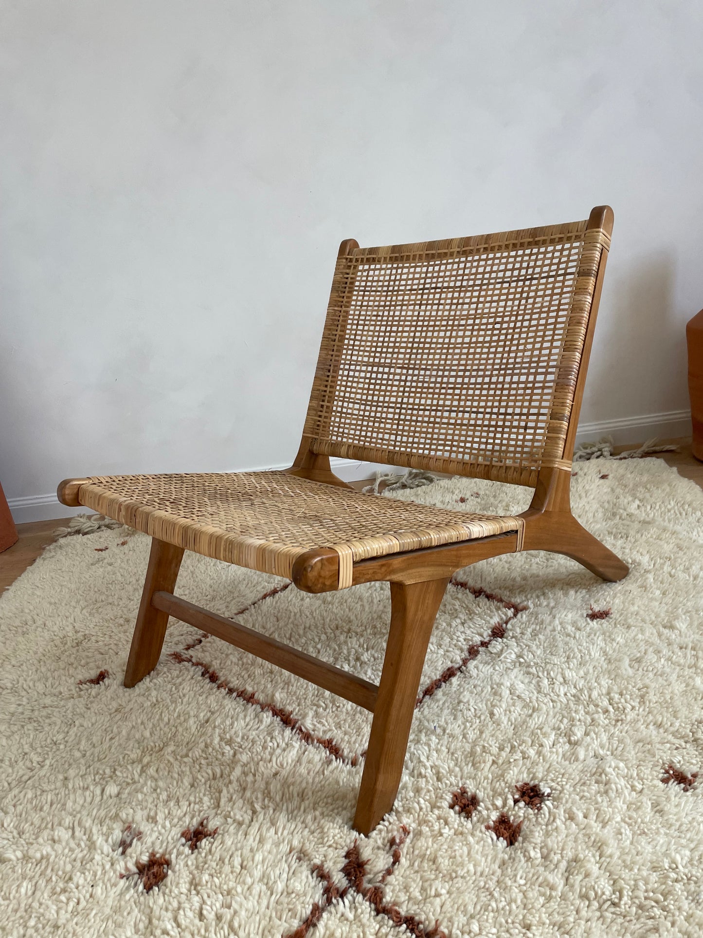 Fauteuil bas en bois massif et rotin — fabrication artisanale Bali