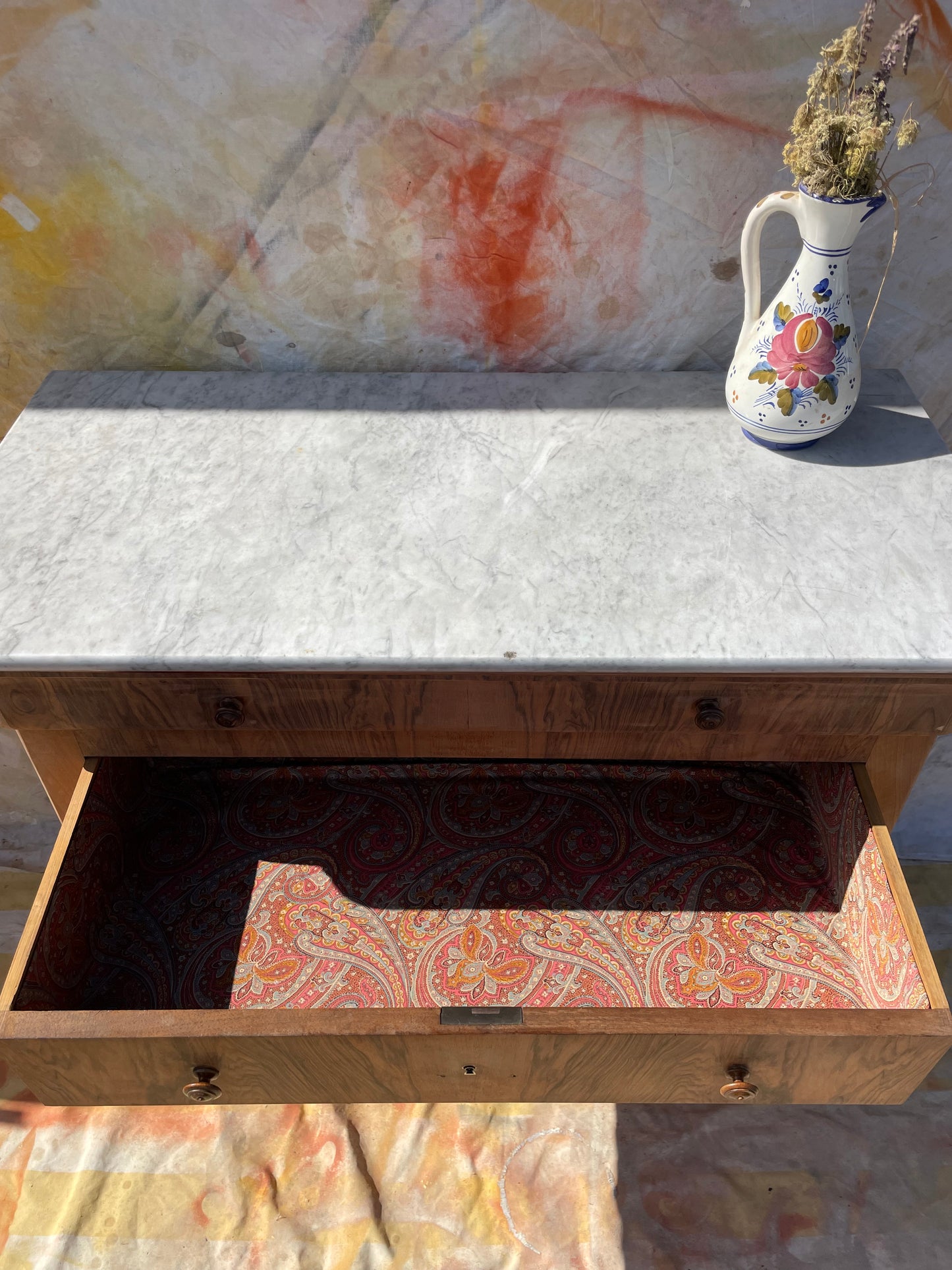 Commode ancienne en noyer clair et plateau marbre – esprit bohème vintage