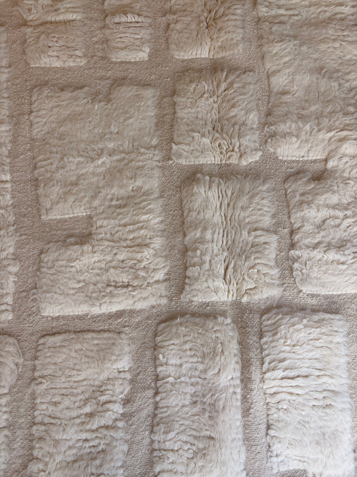 Tapis Beni Ouarain en laine – écru & motifs en relief – 242 × 150cm
